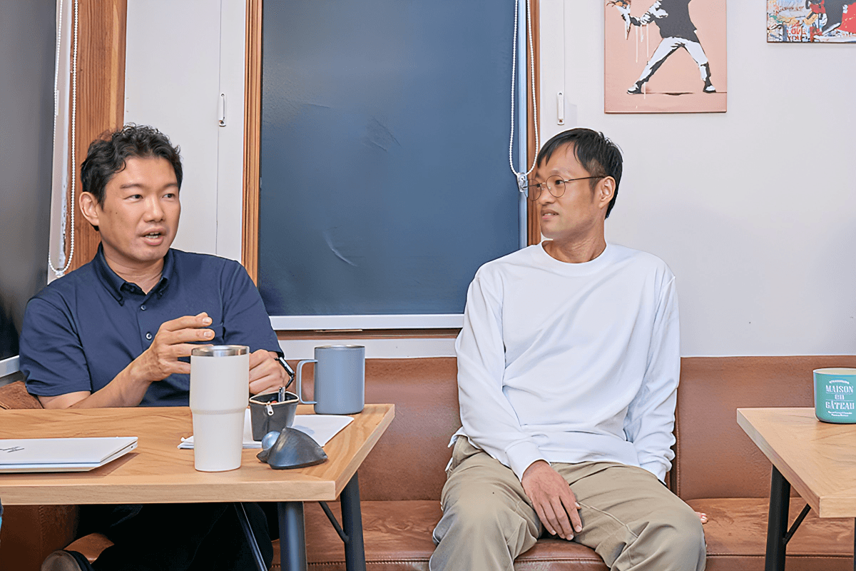 雑談中の設計グループ井上