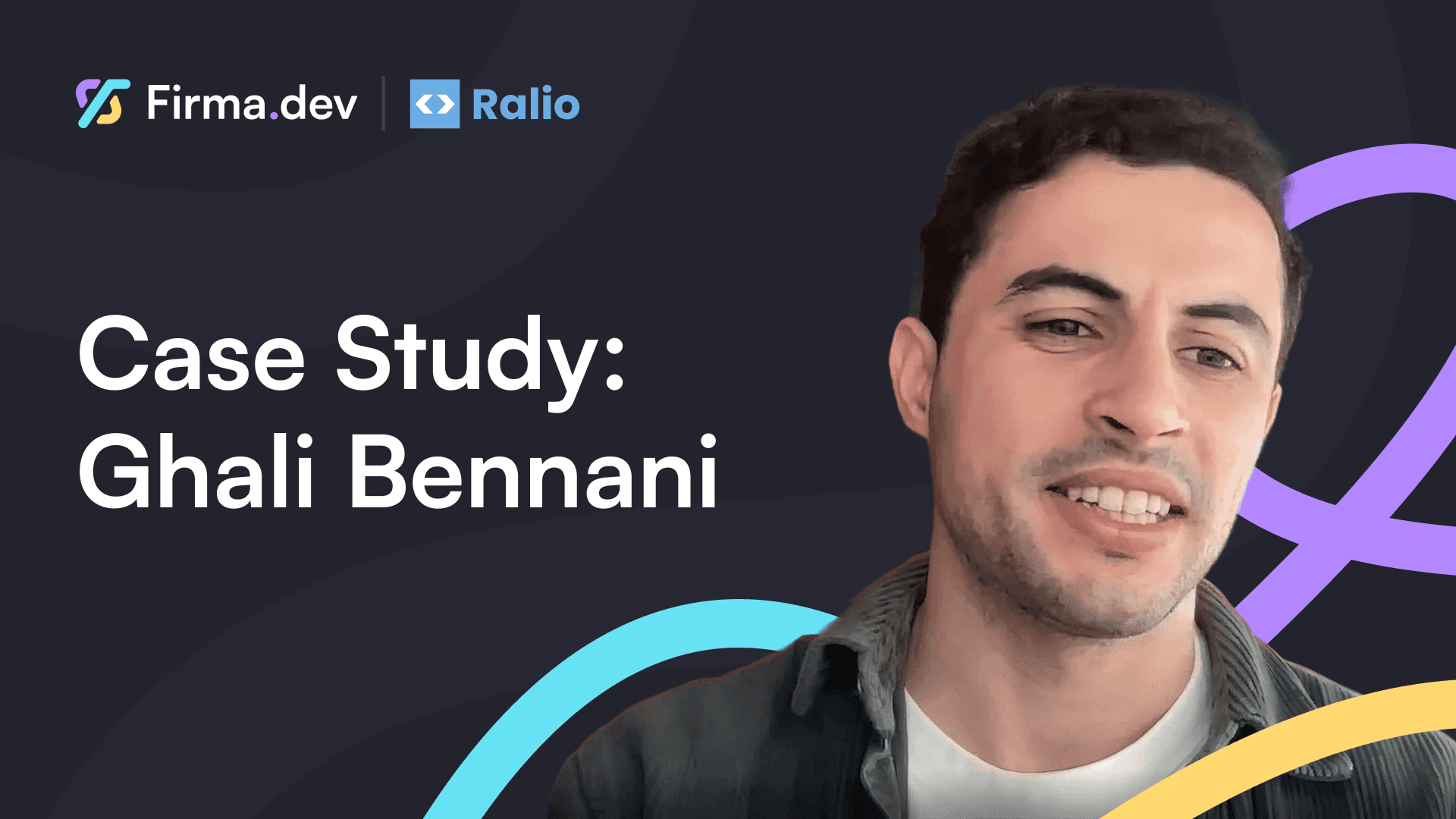 Alternativtext: "Ein Bild von Ghali Bennani lächelt leicht vor einem dunklen Hintergrund mit farbigen abstrakten Linien. Der Text lautet 'Fallstudie: Ghali Bennani', mit den Logos von Firma.dev und Ralio."