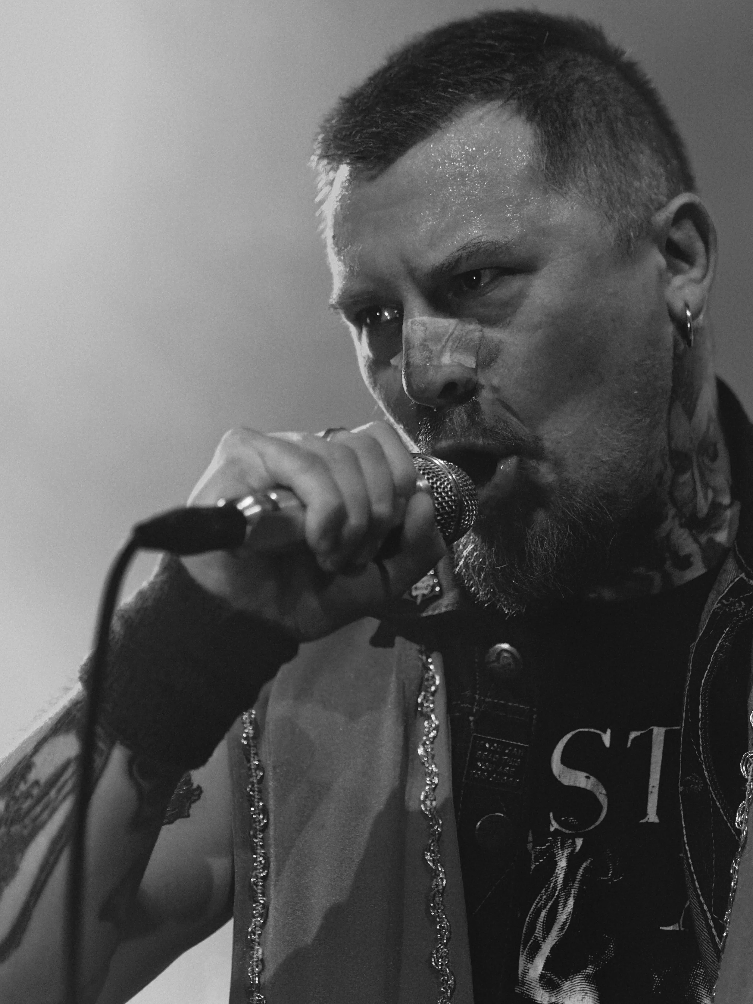 Gros plan sur le visage du chanteur de Hostia, un groupe de métal polonais