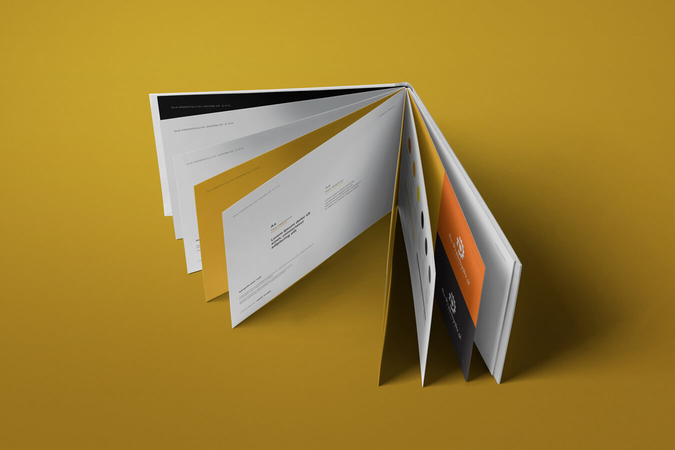 Rozłożone karty księgi znaku pokazujące firmową typografię oraz paletę barw. Kompleksowy branding wspierający profesjonalny wizerunek przedsiębiorstwa.