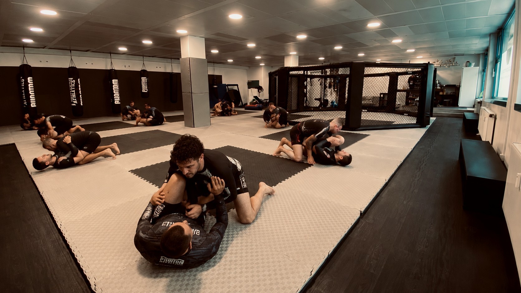 Grappling-Training mit mehreren Paaren im Elysium MMA Gym