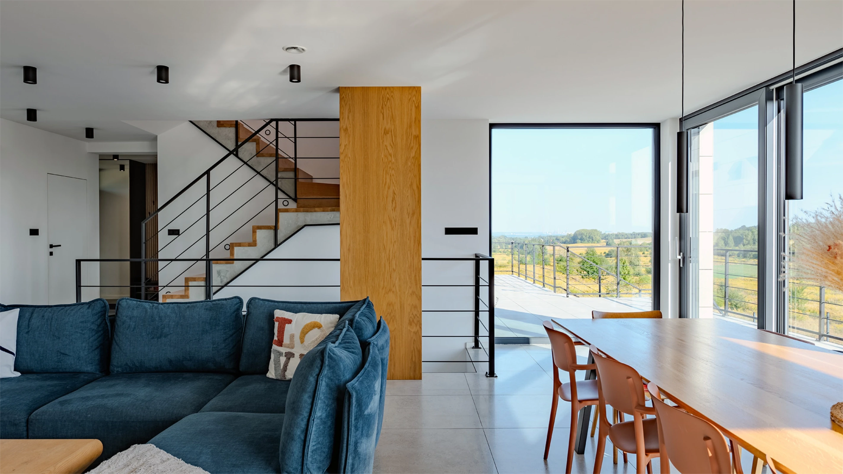 Salon  jasnego domu, klatka schodowa i przedpokój, pomalowane na biało