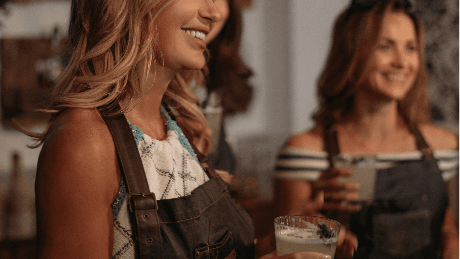 Professioneller SAPOORI Bartender erklärt Mixtechniken im JGA Cocktailkurs in Frankfurt – interaktiv, humorvoll und hochwertig