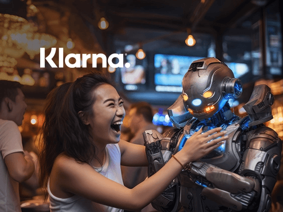 Klarna-Logo über einer lachenden Frau mit einem humanoiden Roboter, Sinnbild für Klarnas Umbau hin zu KI statt Personal.