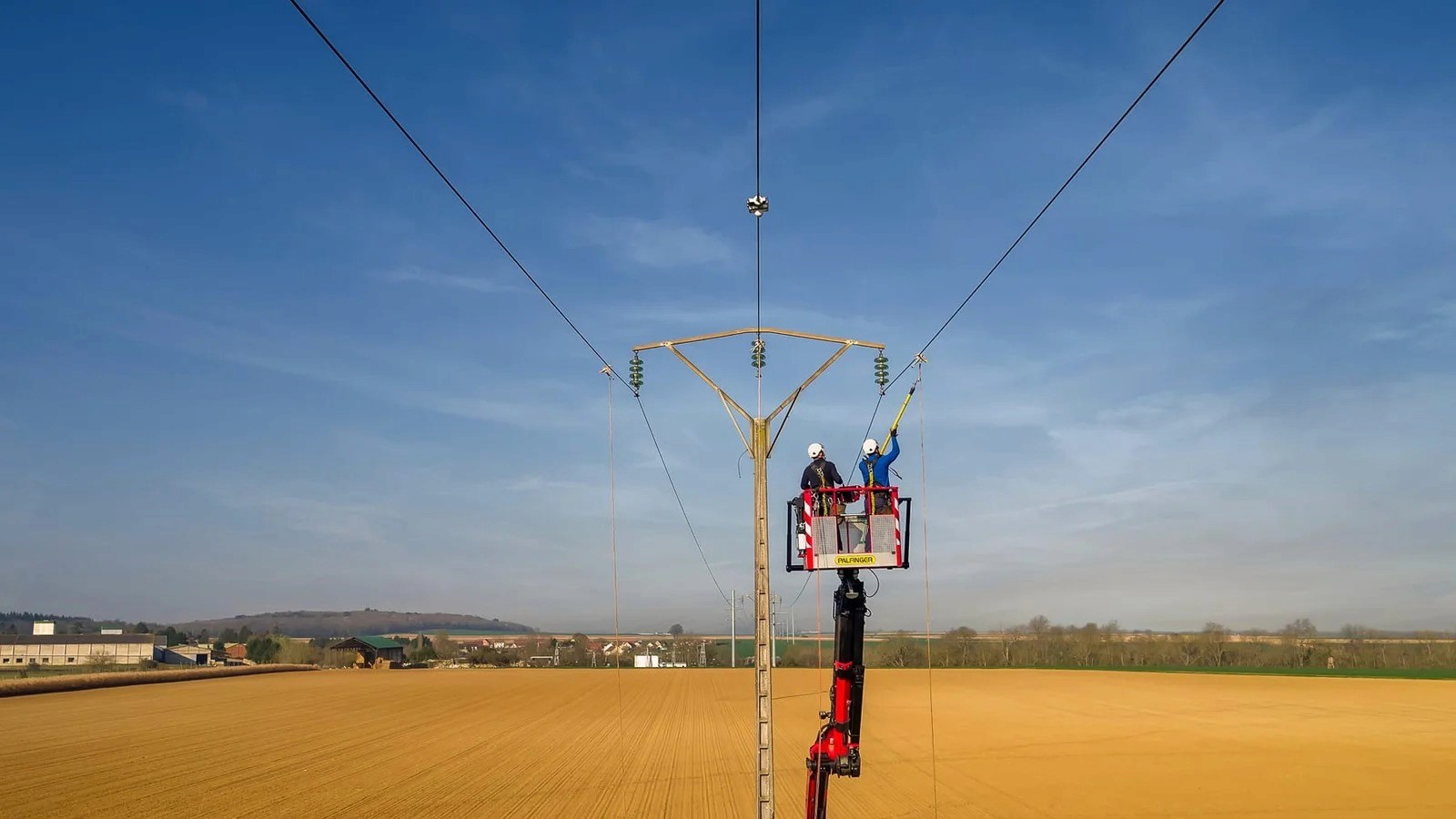 Ouvrier en nacelle effectuant maintenance haute tension — Anteale | Yann Manac’h, photographe pro Lille Nord