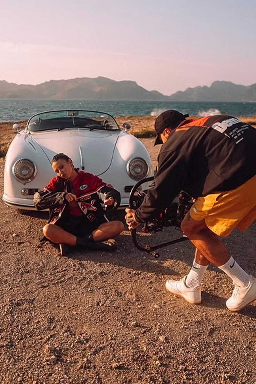 kameramnn mit red kamera beim filmen, grünes moddy bild, rapper musikvideo in dresden 