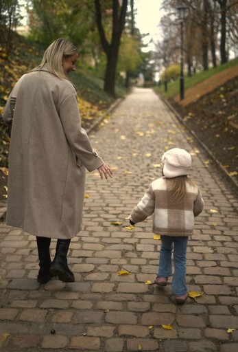 Rodinné focení venku v přírodě - maminka s dcerou na procházce