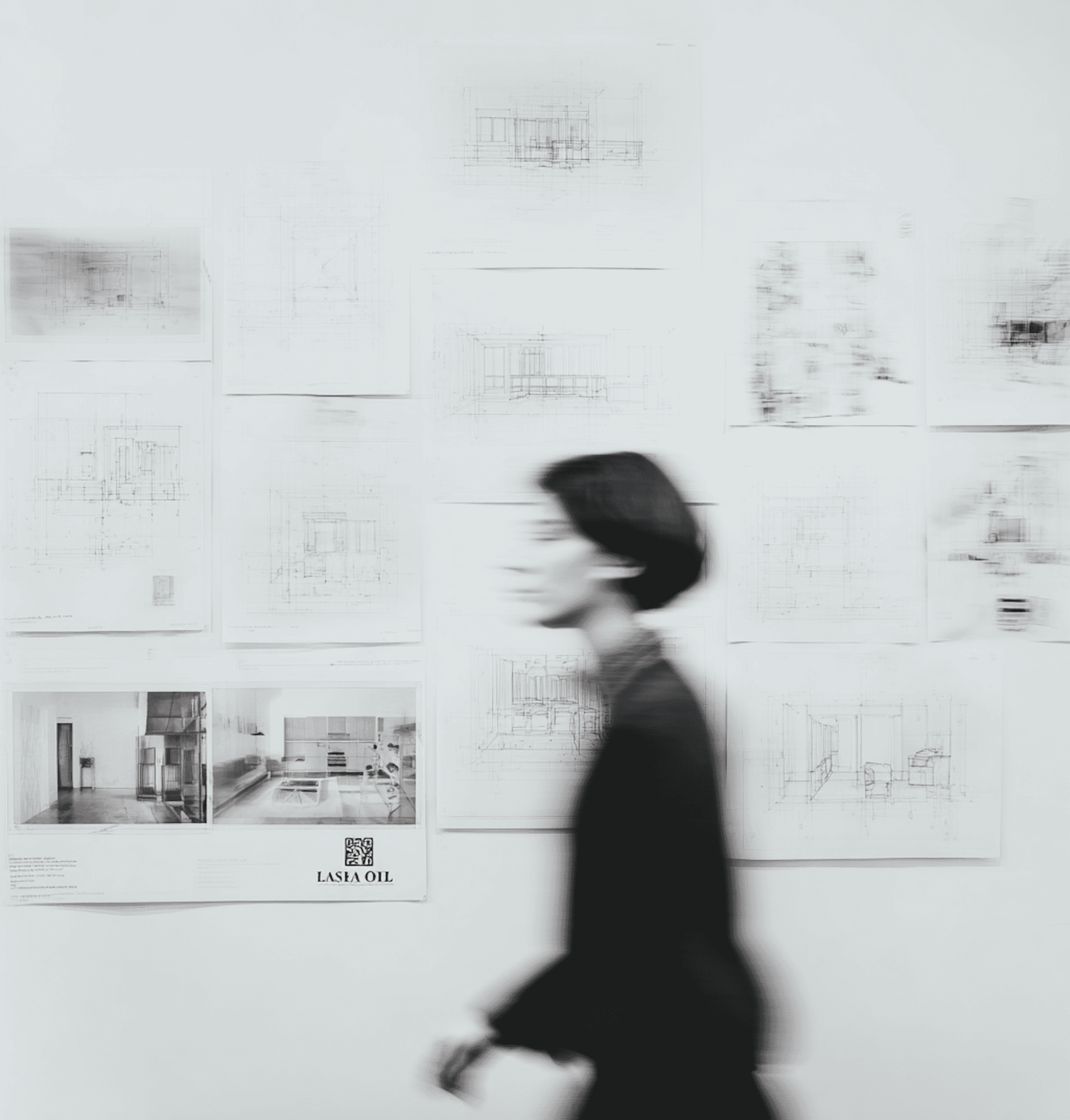 Side of a woman walking, white ambiant light