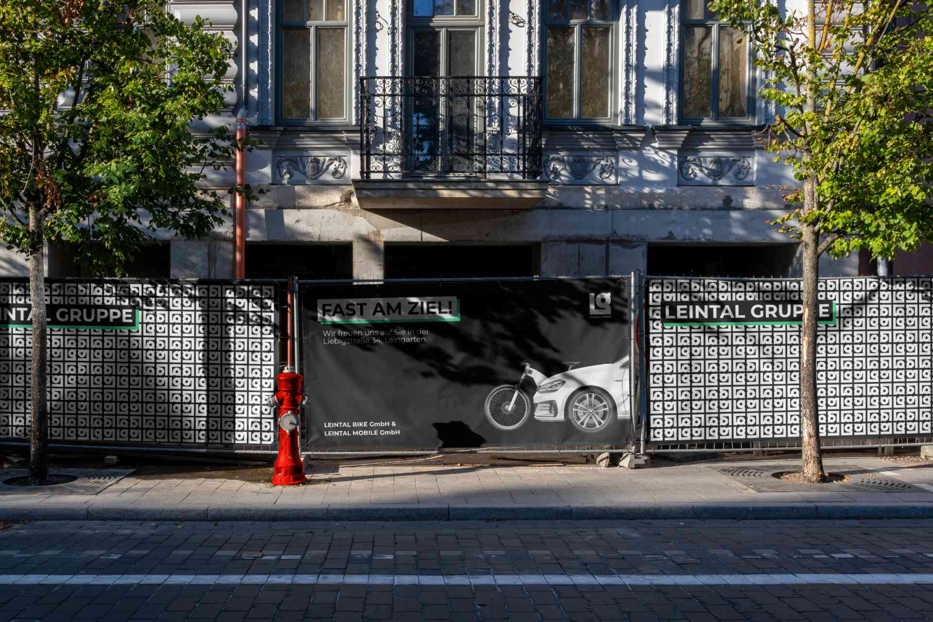 Anzeige der Leintal Gruppe mit „FAST AM ZIEL“ in Großbuchstaben, Adresse links, Logo rechts sowie einem gebrandeten Auto und Fahrrad darunter.