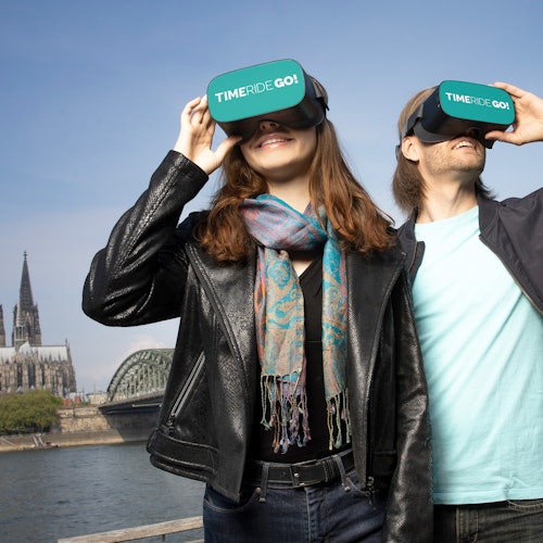 戴着VR眼镜的游客在科隆天际线前