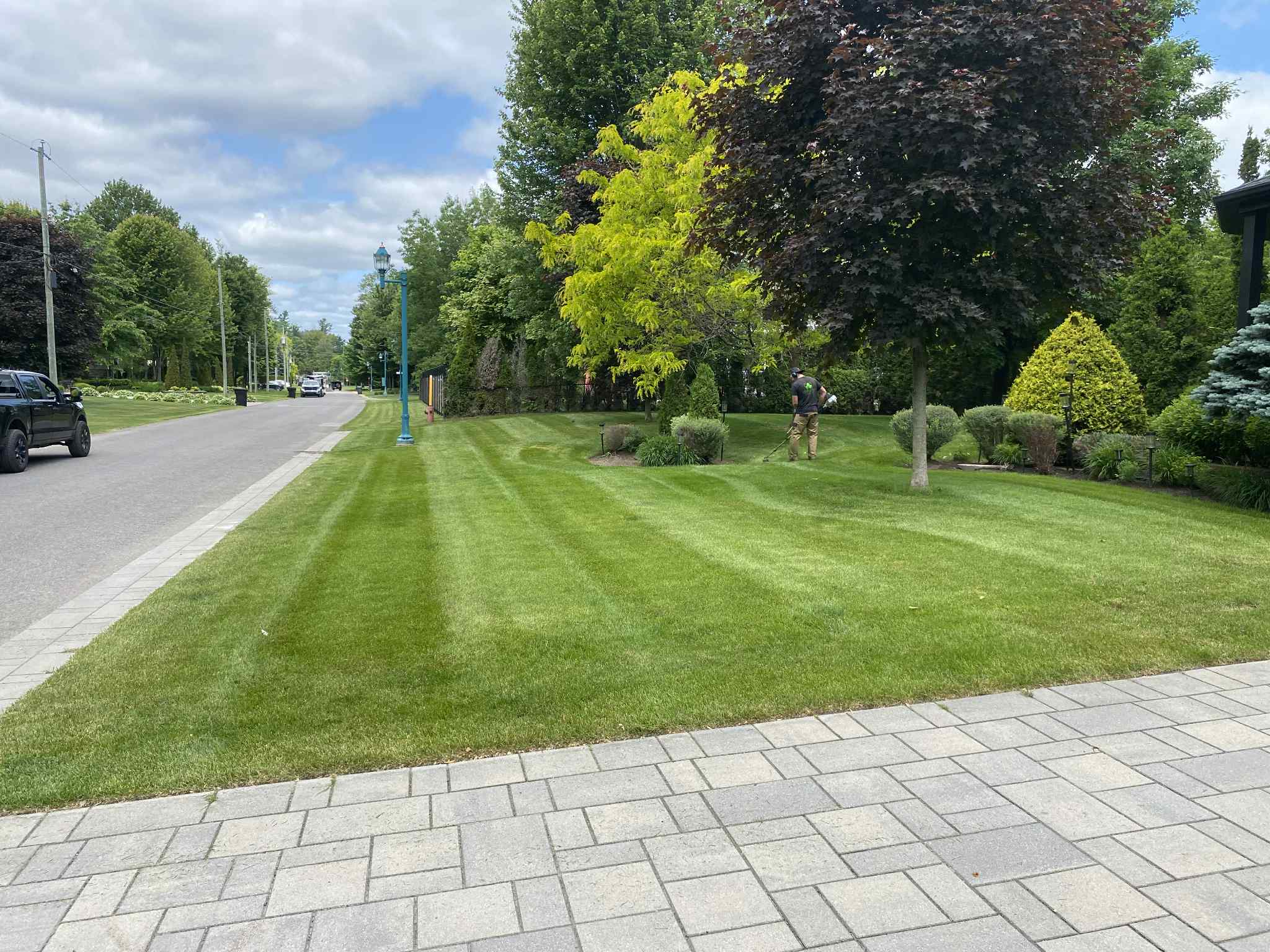 Construction d’un contour de piscine avec pavé et fondation de pierre par Pelouse Men Paysagement.