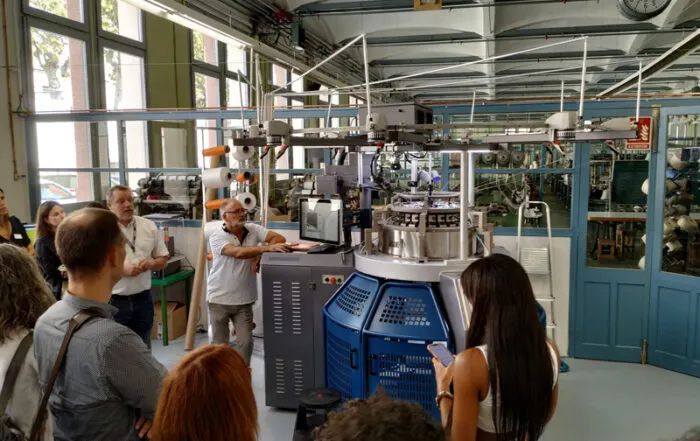 demostración en una indsutria de maquinaria y bienes de equipo