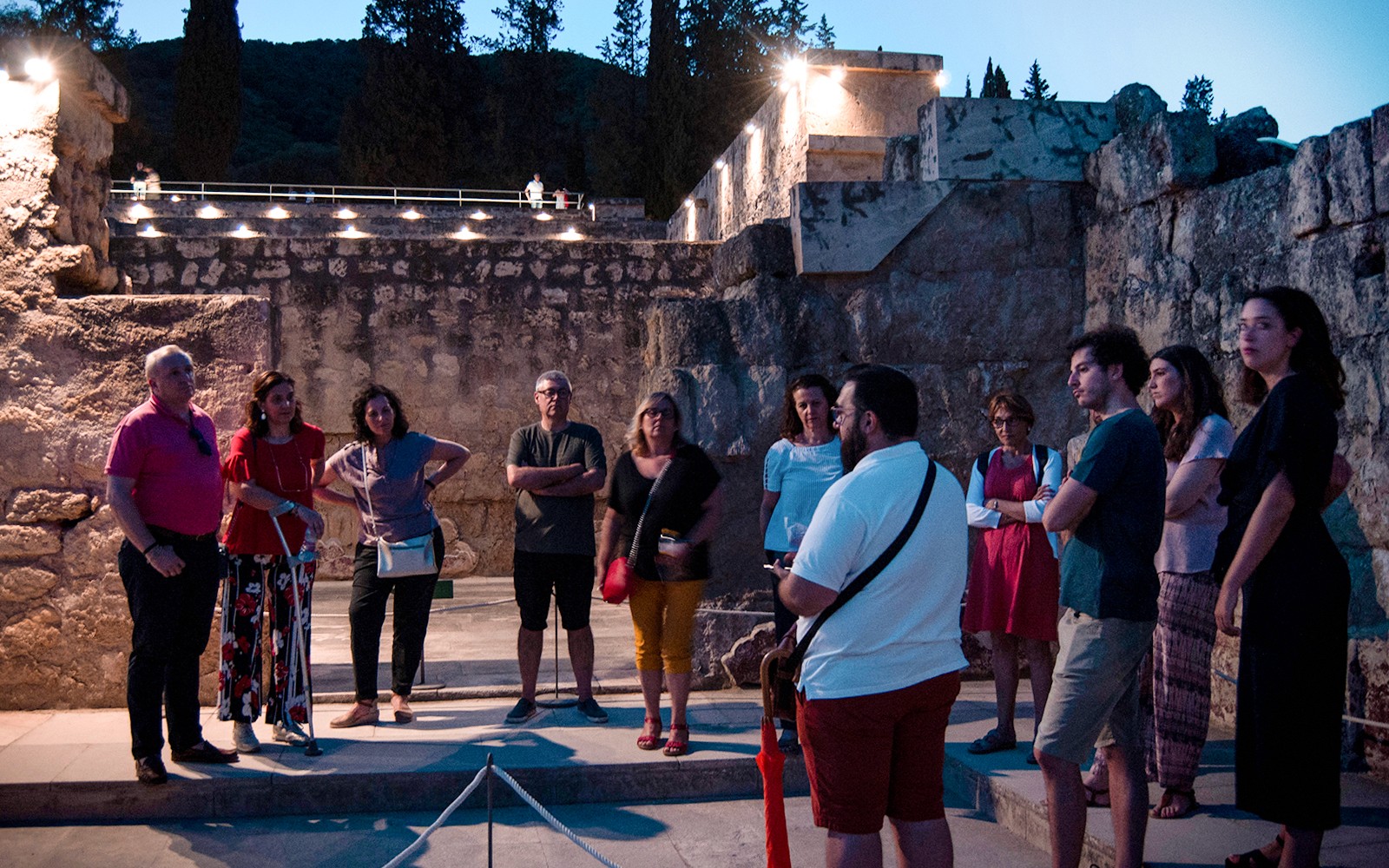 Eine Gruppe von Touristen bei einer geführten Nachttour in Medina Azahara, Córdoba.