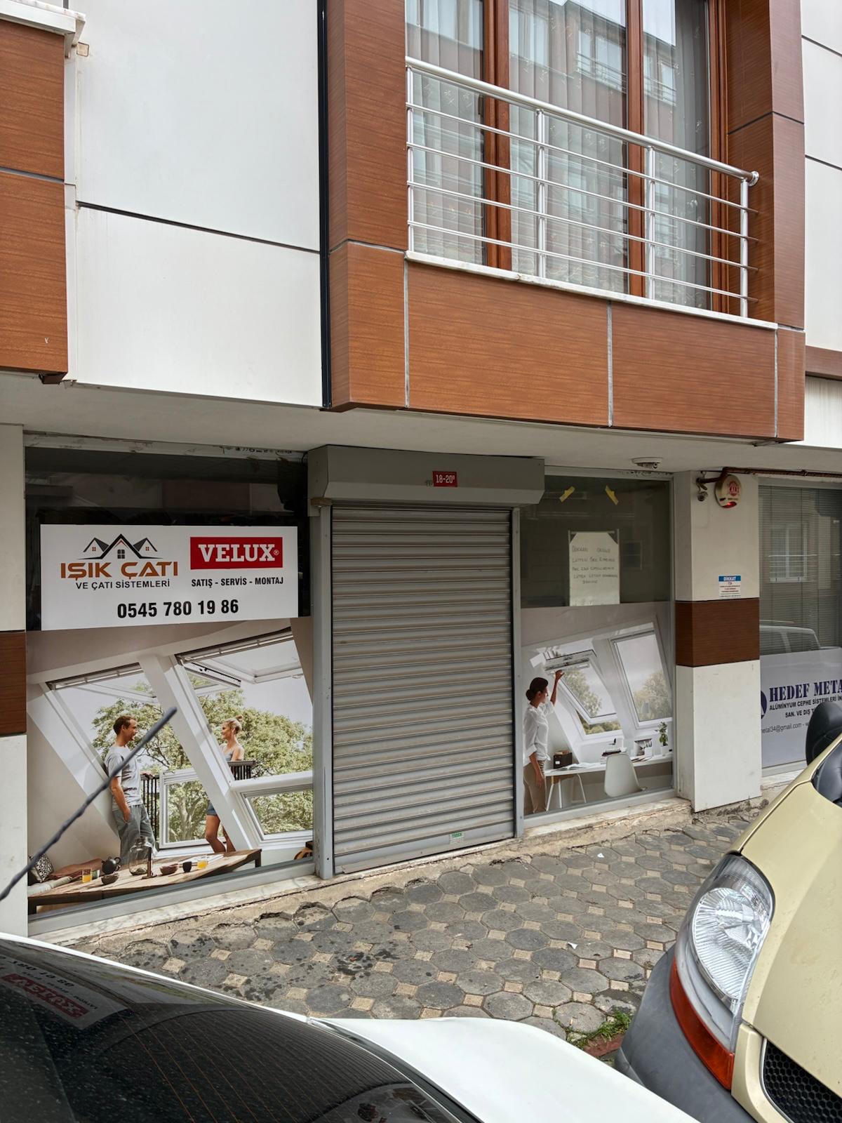 Modern bir yapıda çatı penceresinden giren doğal ışık
