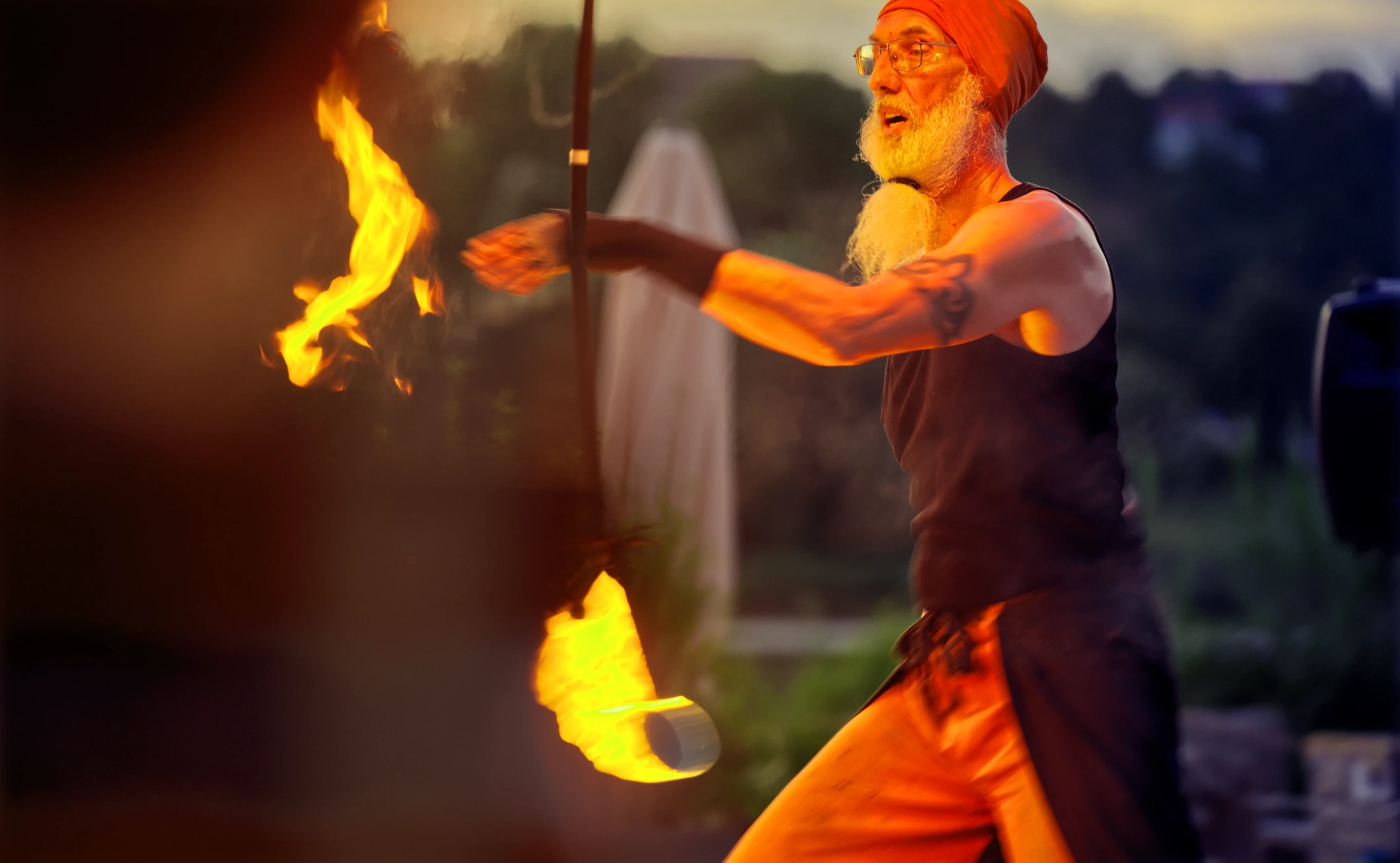 Nahaufnahme einer intensiven Feuerperformance von Flammenartist Eberhard Wolter während eines Live-Events am Brombachsee.
