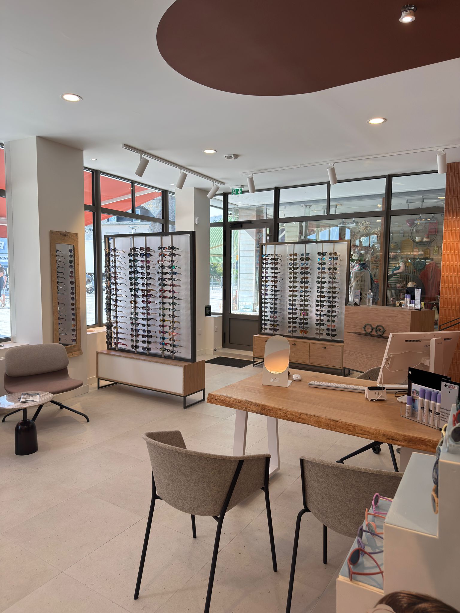 Intérieur de la boutique d'optique La Lunetterie Paimpolaise à Paimpol