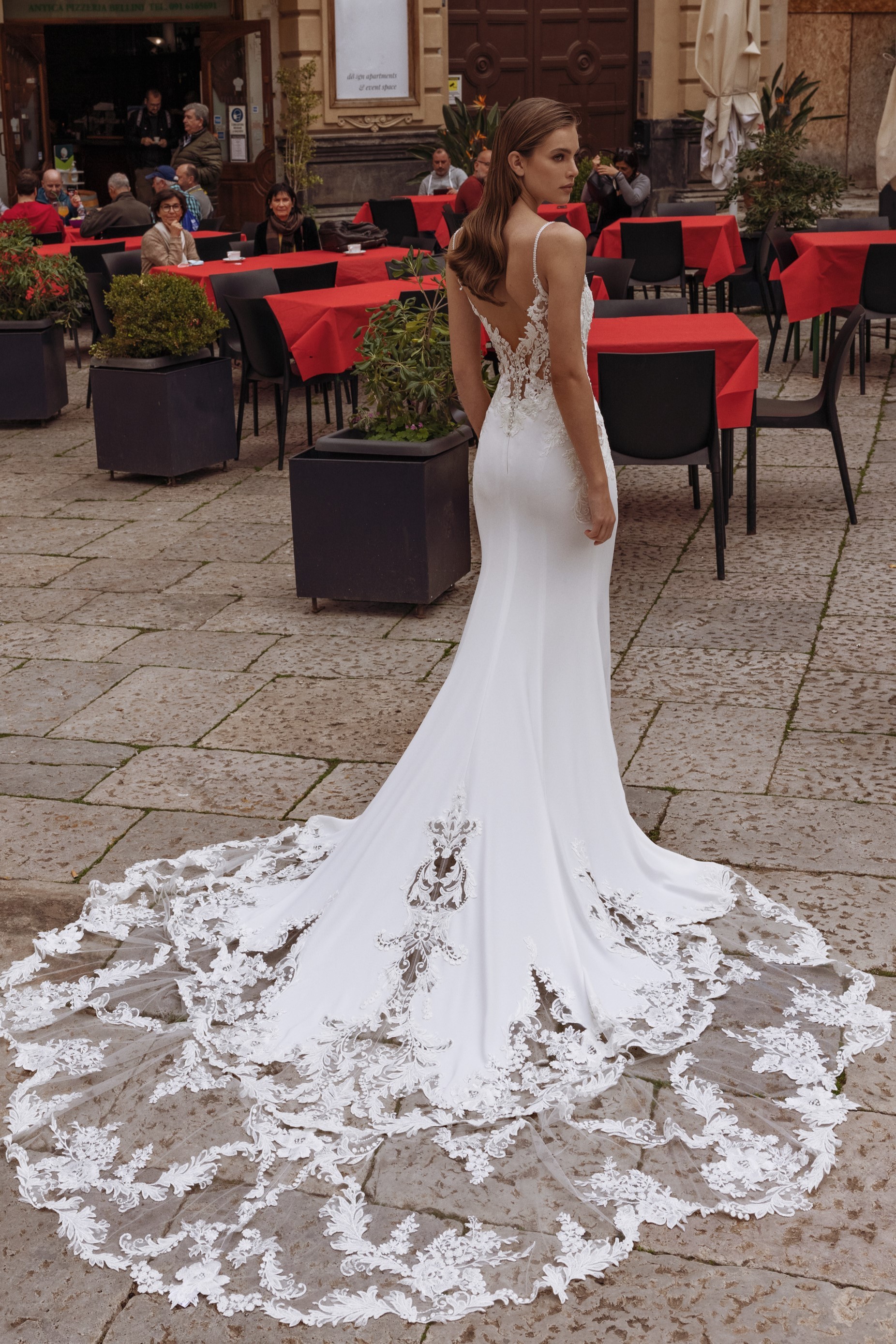 Fit-and-Flare Brautkleid mit Schleifen-Detail am Rücken