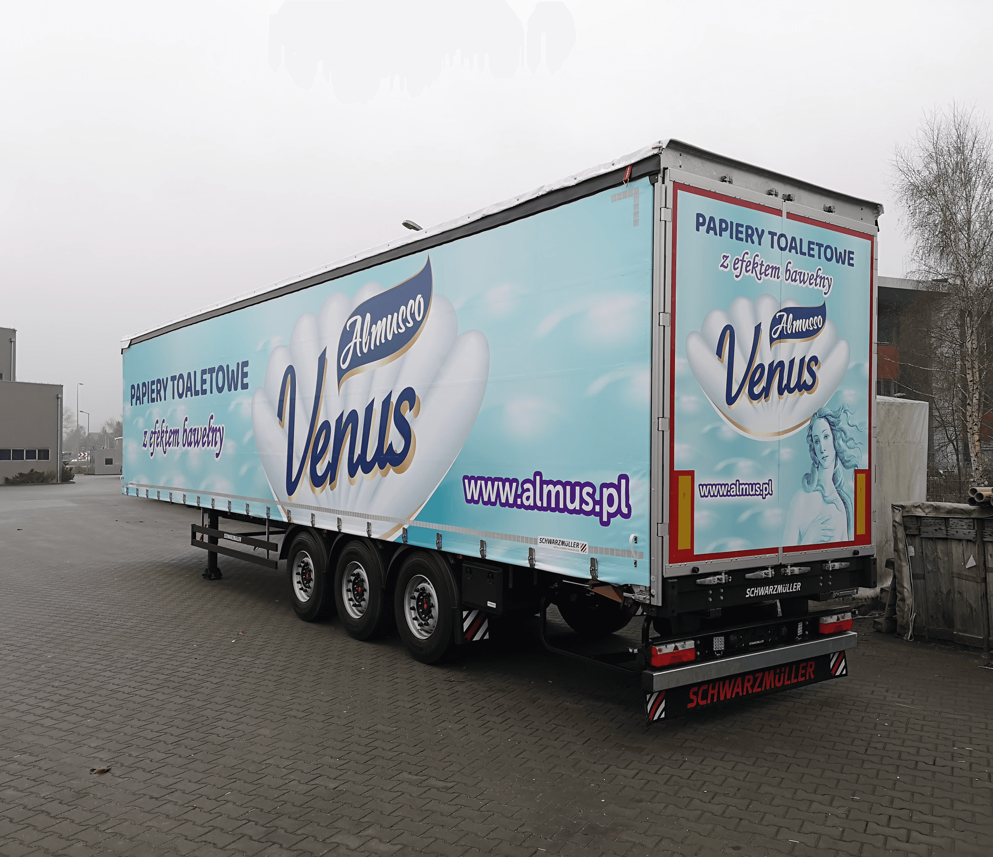 Druk UV na materiale plandekowym – duży format, wysoka trwałość