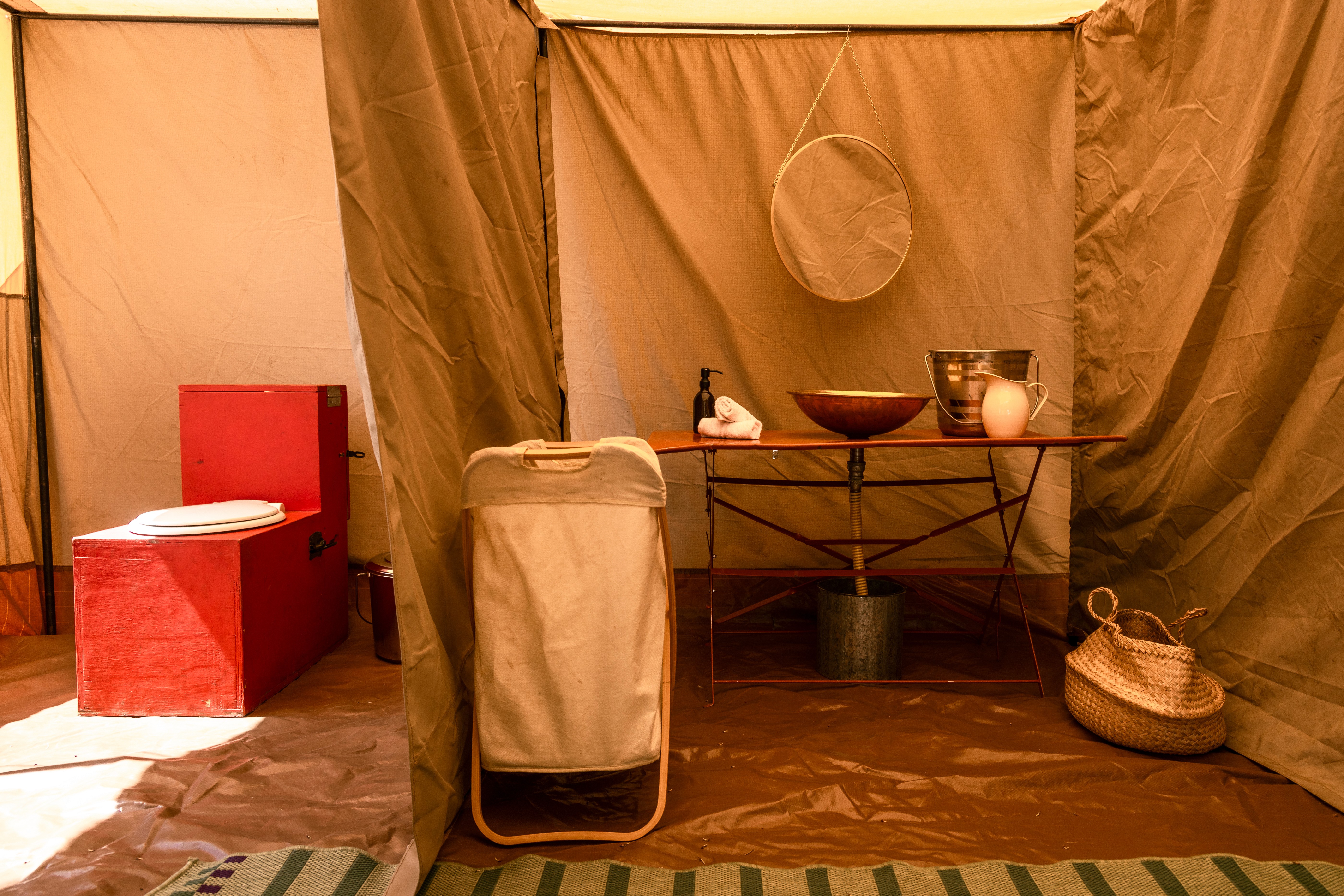 Kujwana Delta Ride, Okavango Delta, Botswana. Ensuite badrum i vackert glamping-tält som del av ridsafari