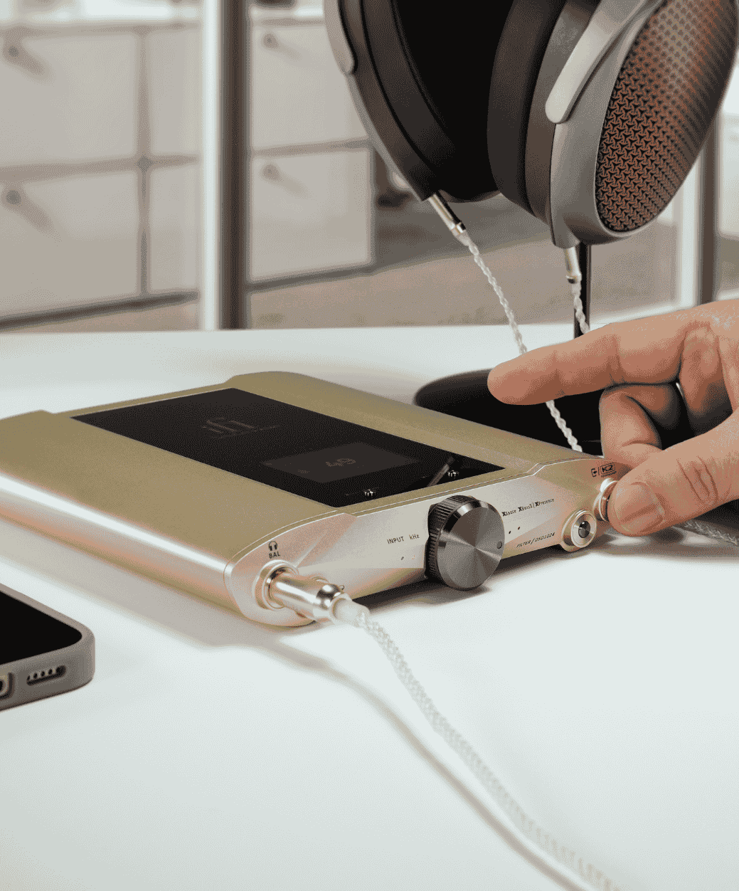 iFi Audio iDSD Valkyrie - lifestyle 2 - LE STUDIO HIFI