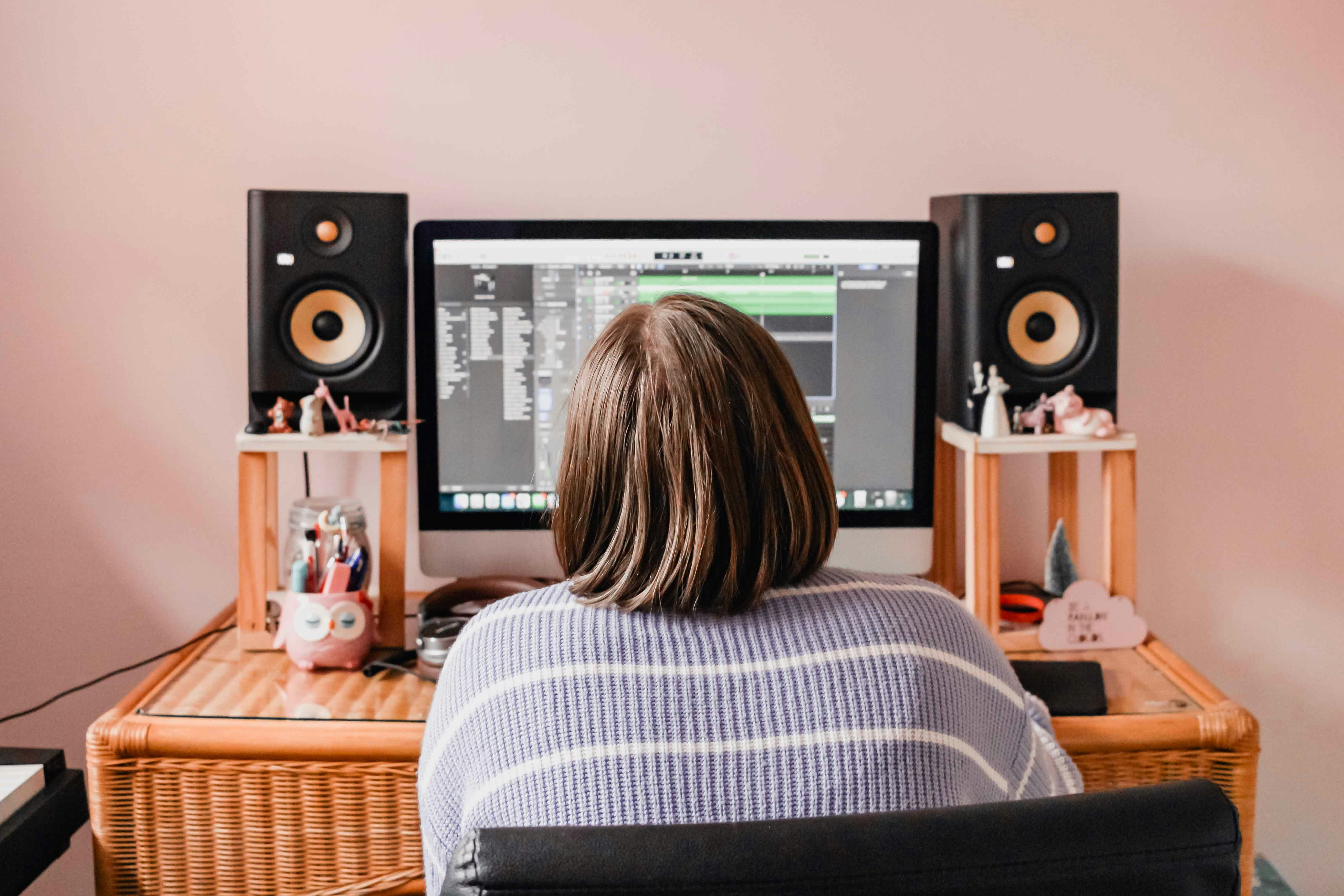 woman editing video on computer - Shortx