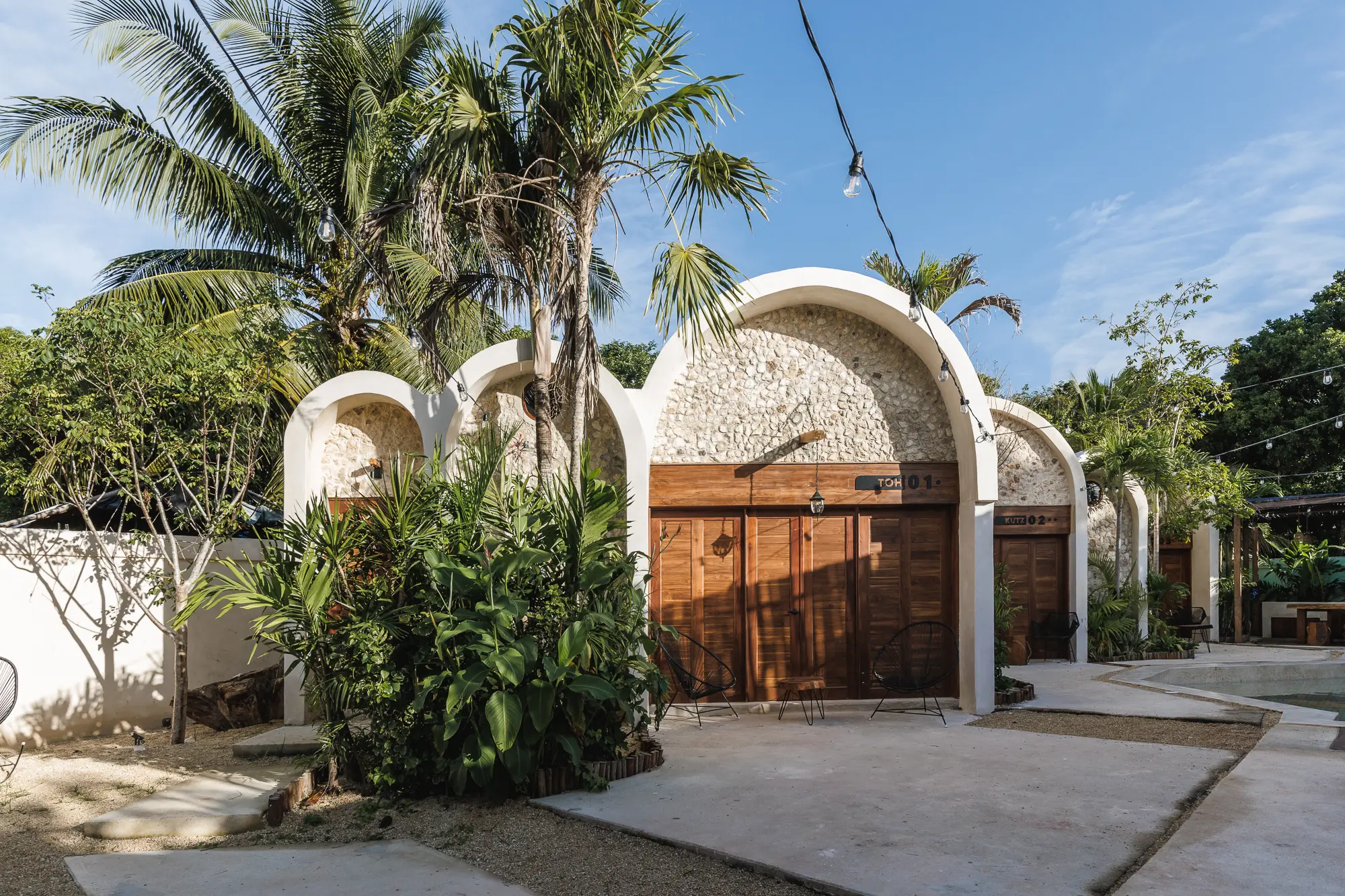 Casitas Nohiyari - Fachada, puertas de madera