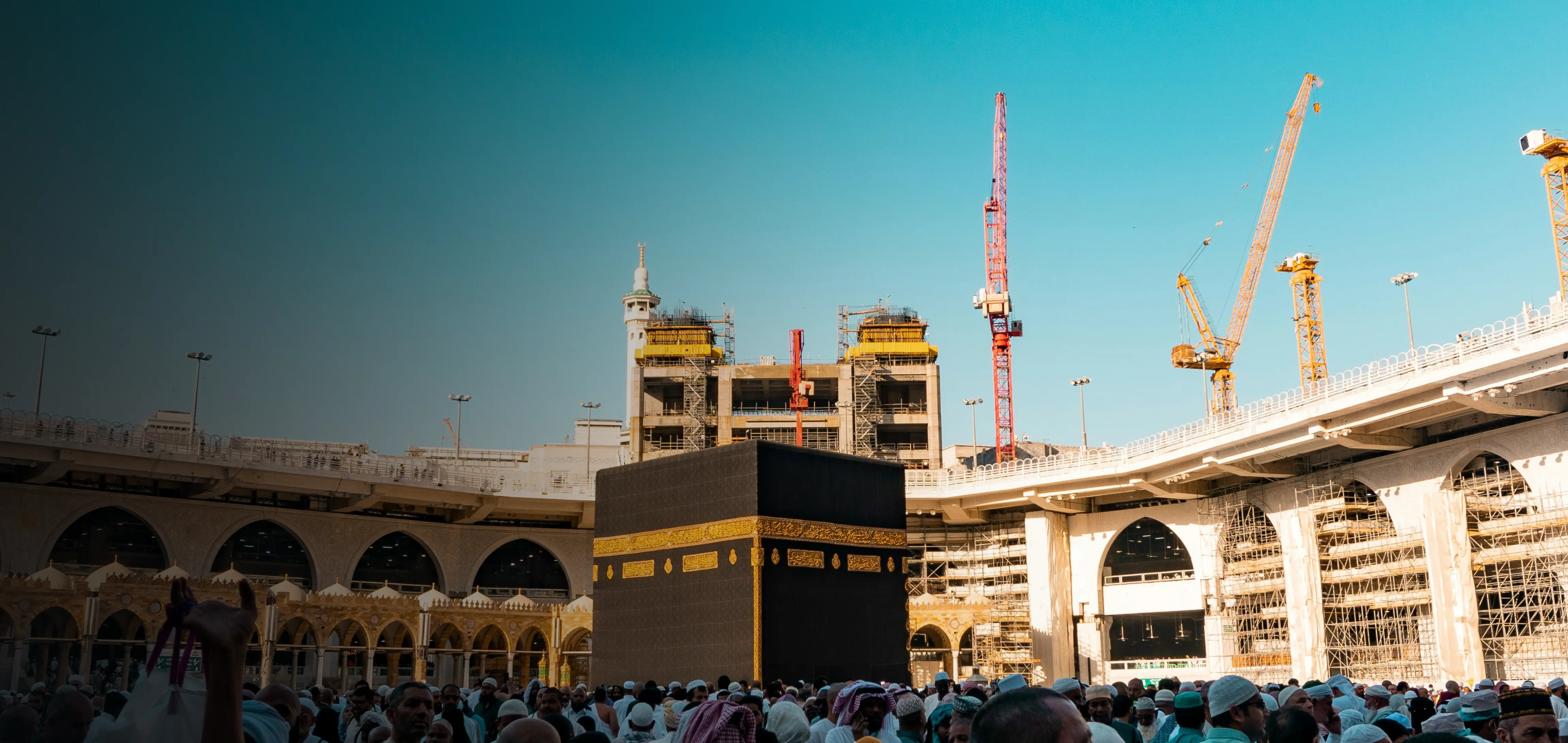 De Kaaba in Masjid al-Haram in Mekka, omringd door pelgrims tijdens tawaf