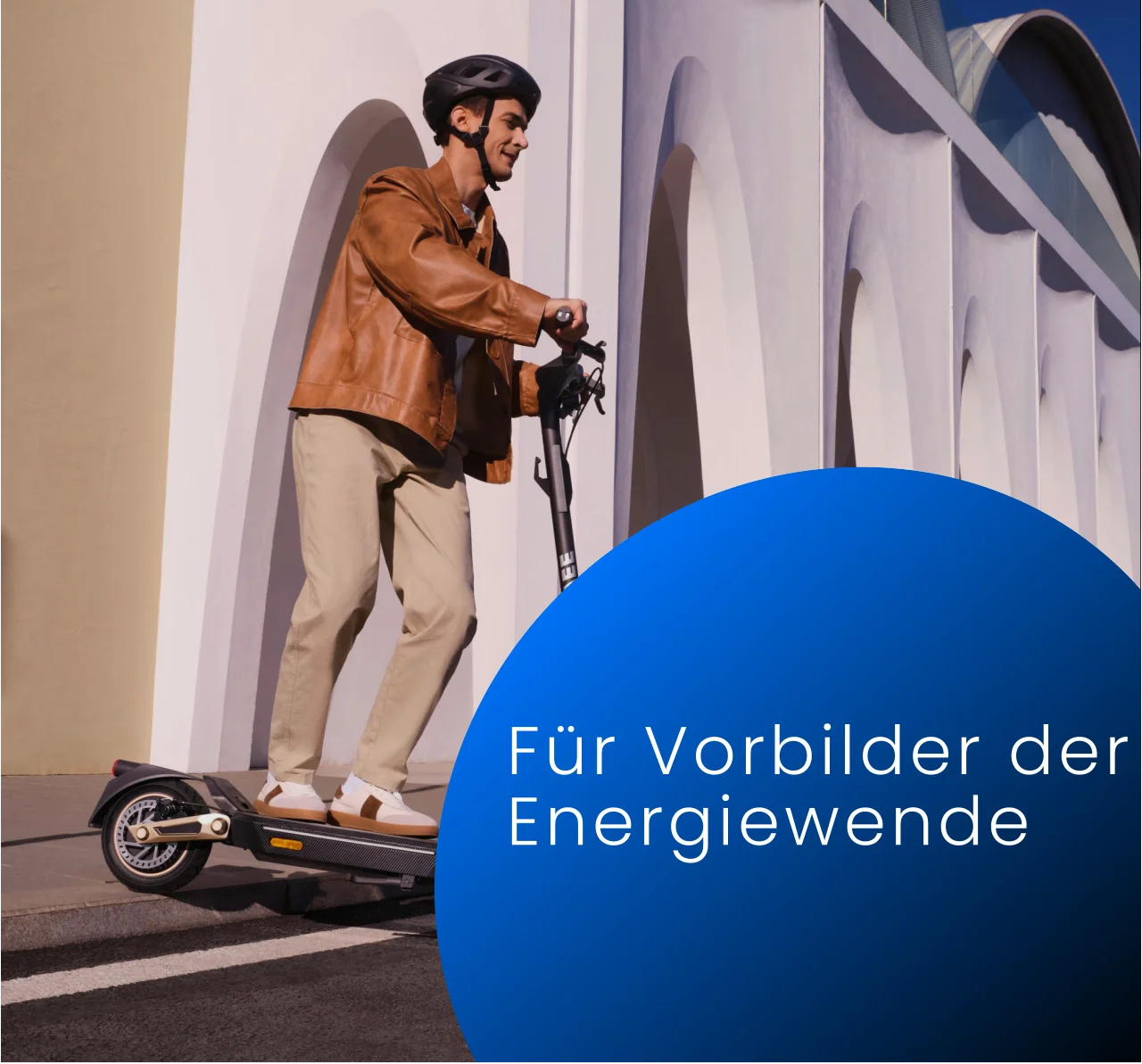Werbung für die Energiewende. Im Hintergrund eine Person die ein E-Scooter fährt und in einem Kreis steht der Text "Für Vorbilder der Energiewende"