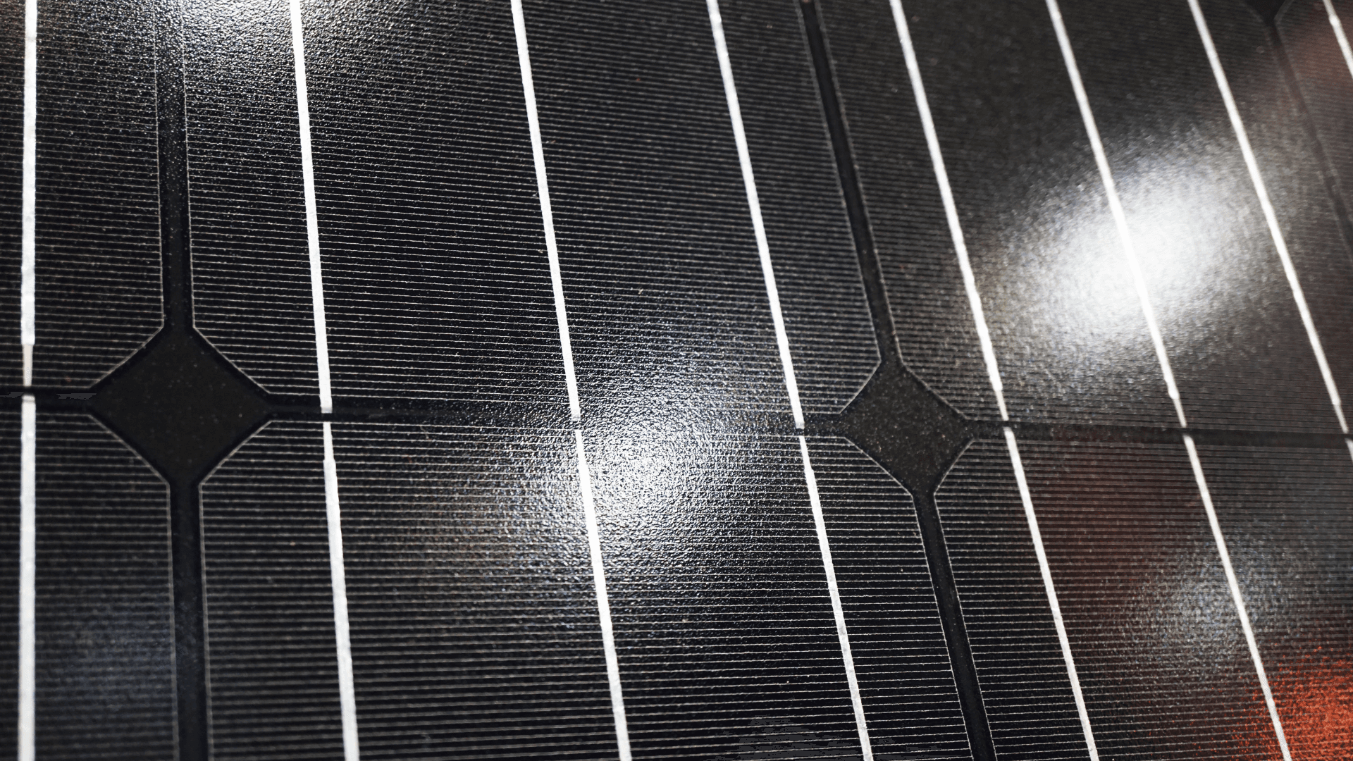 Nahaufnahme einer Oberfläche mit Rastermuster und reflektierenden Lichtern, die einen abstrakten visuellen Effekt erzeugen.