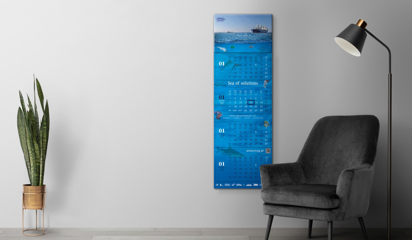 Wizualizacja projektu trójdzielnego kalendarza ściennego dla marki MAG w aranżacji wnętrza.
