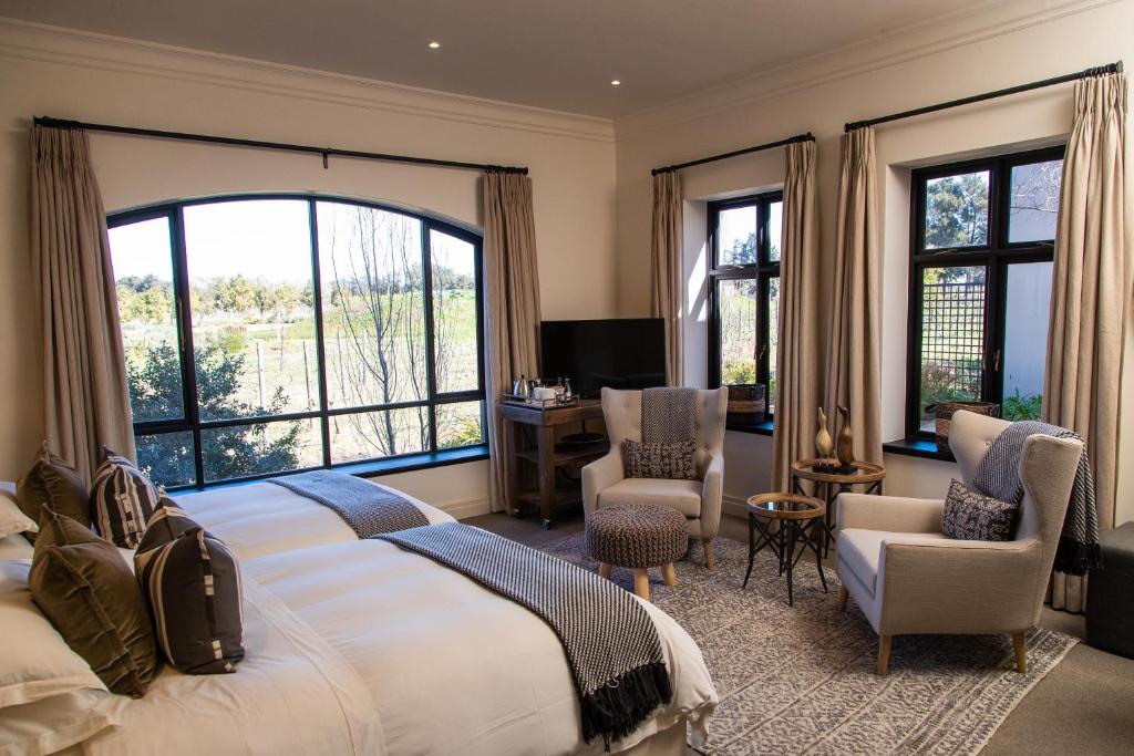 Santé suite with garden doors and sitting area