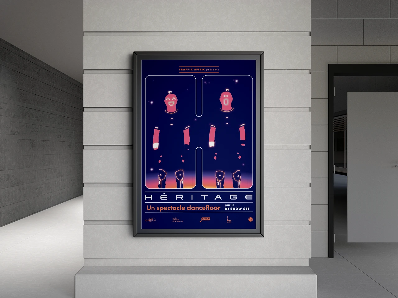 Affiche du spectacle "Héritage" encadrée sur un pilier en briques