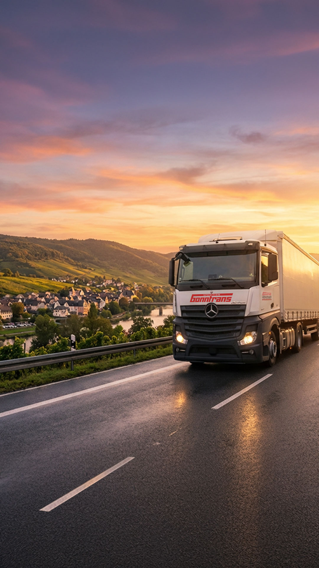 Bonntrans LKW auf Landstraße bei Sonnenuntergang