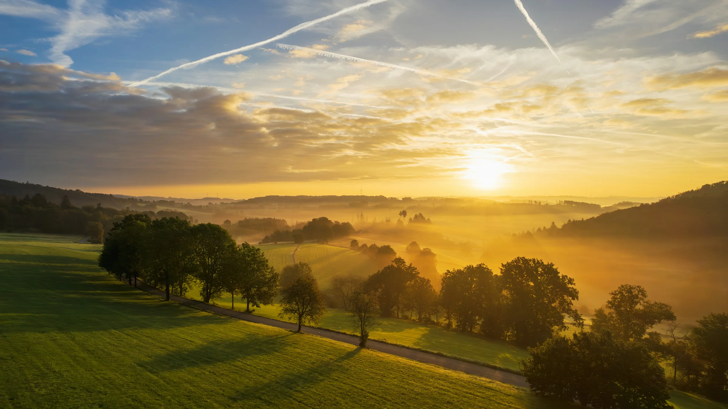 Sonnenaufgang über den Sauerlandhügeln bei Meinerzhagen-Hardenberg