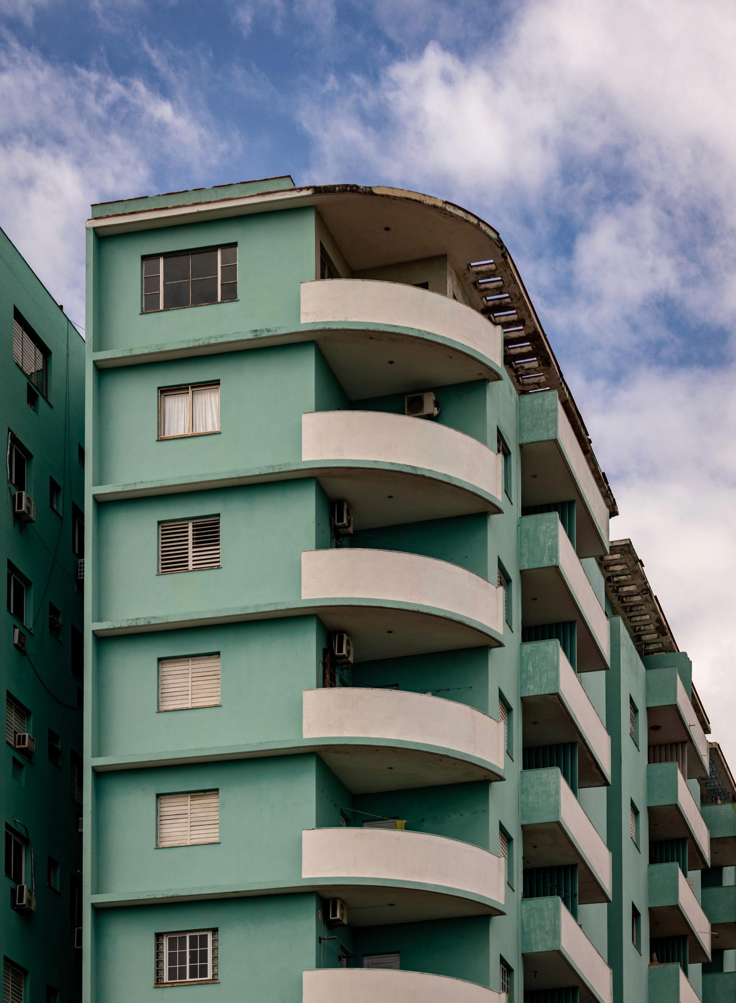 Belascoaín, 452 “Edificio Supercake” - Central Havana