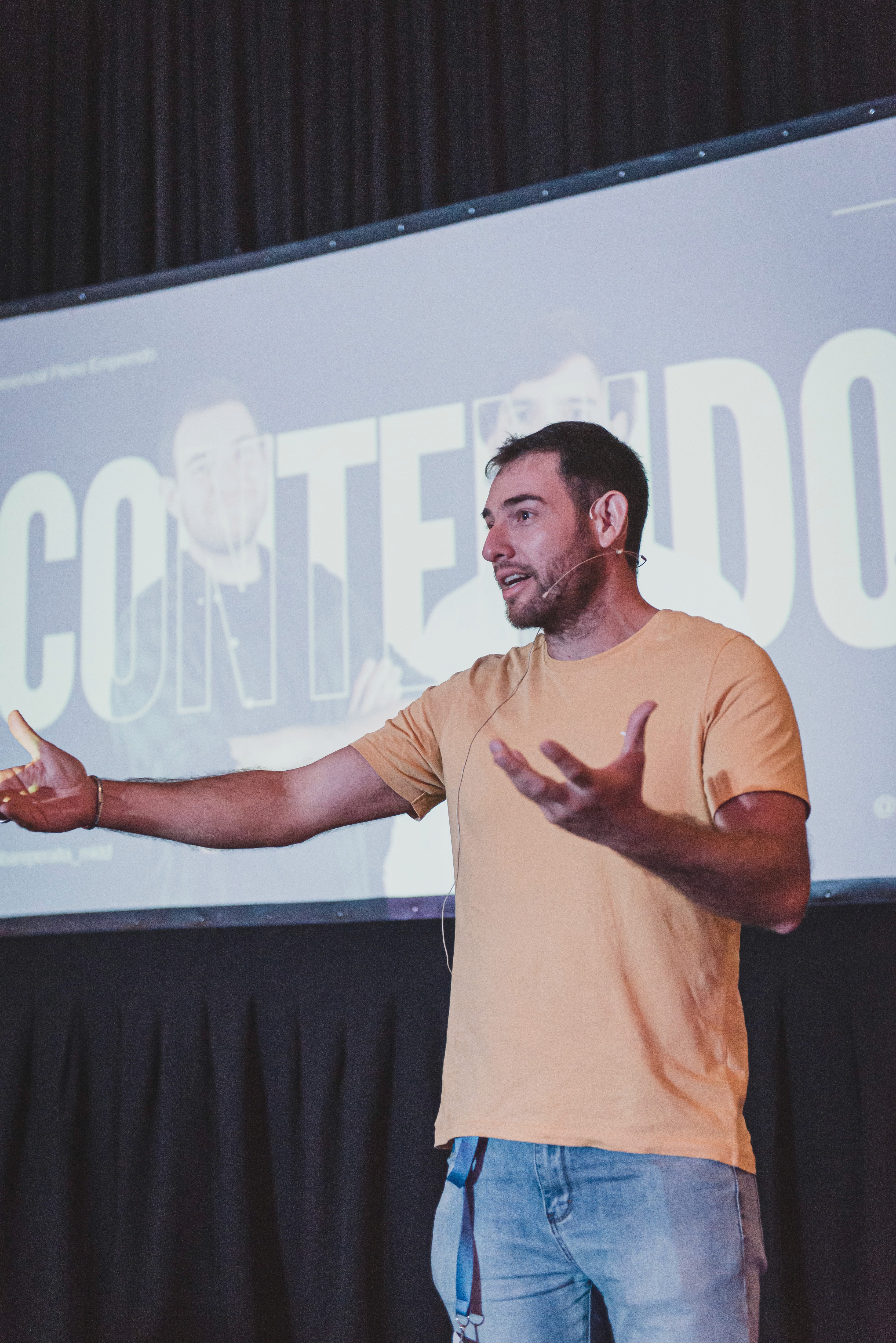 Marcos con brazos abiertos ofreciendo solución