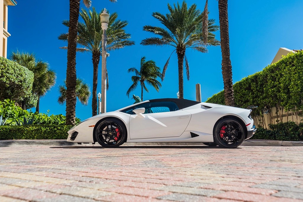 Lamborghini Huracan White on Black