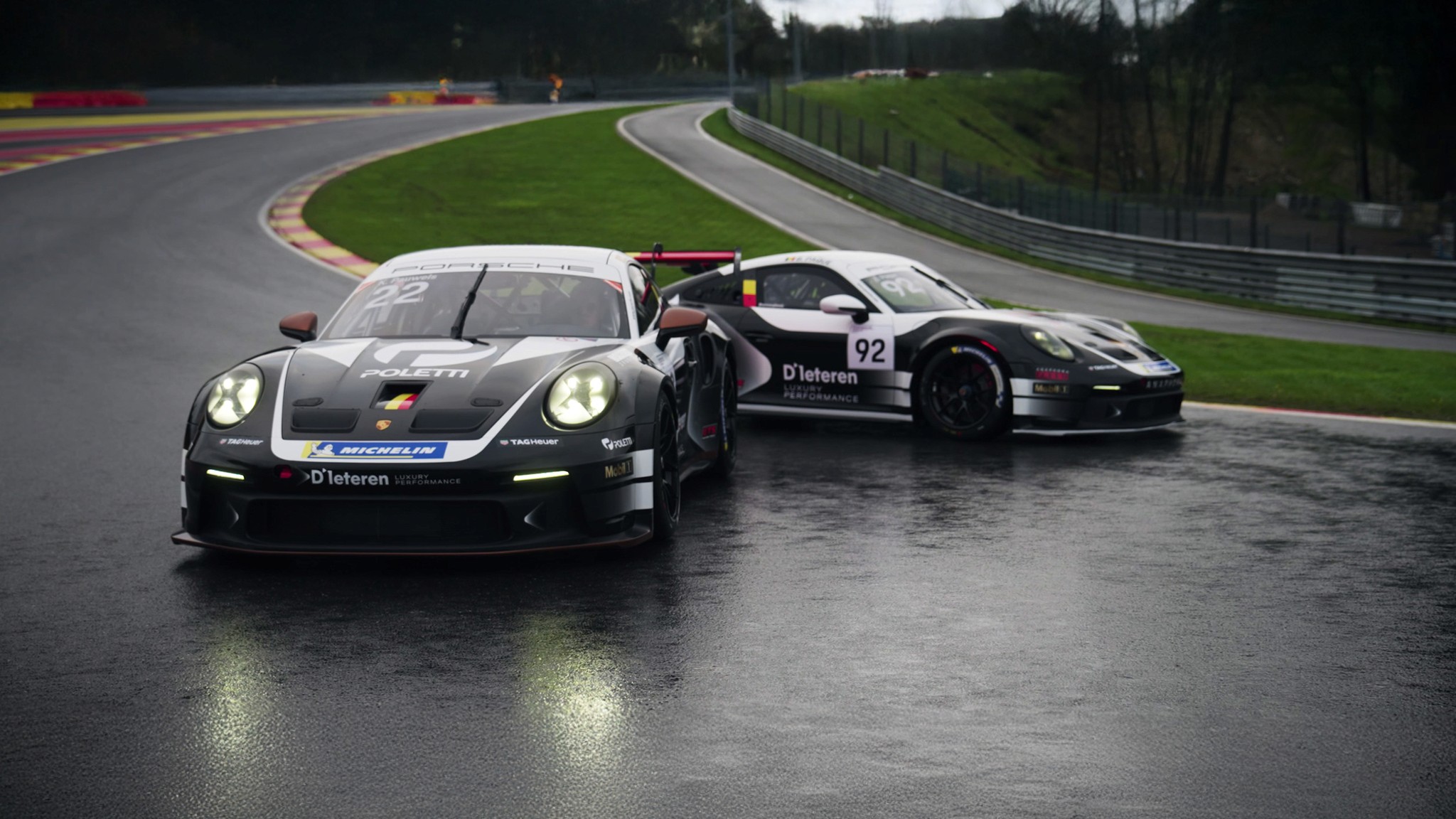 Logo MR sur une vue de Bruxelles depuis la fenêtre du parti du Mouvement réformateur