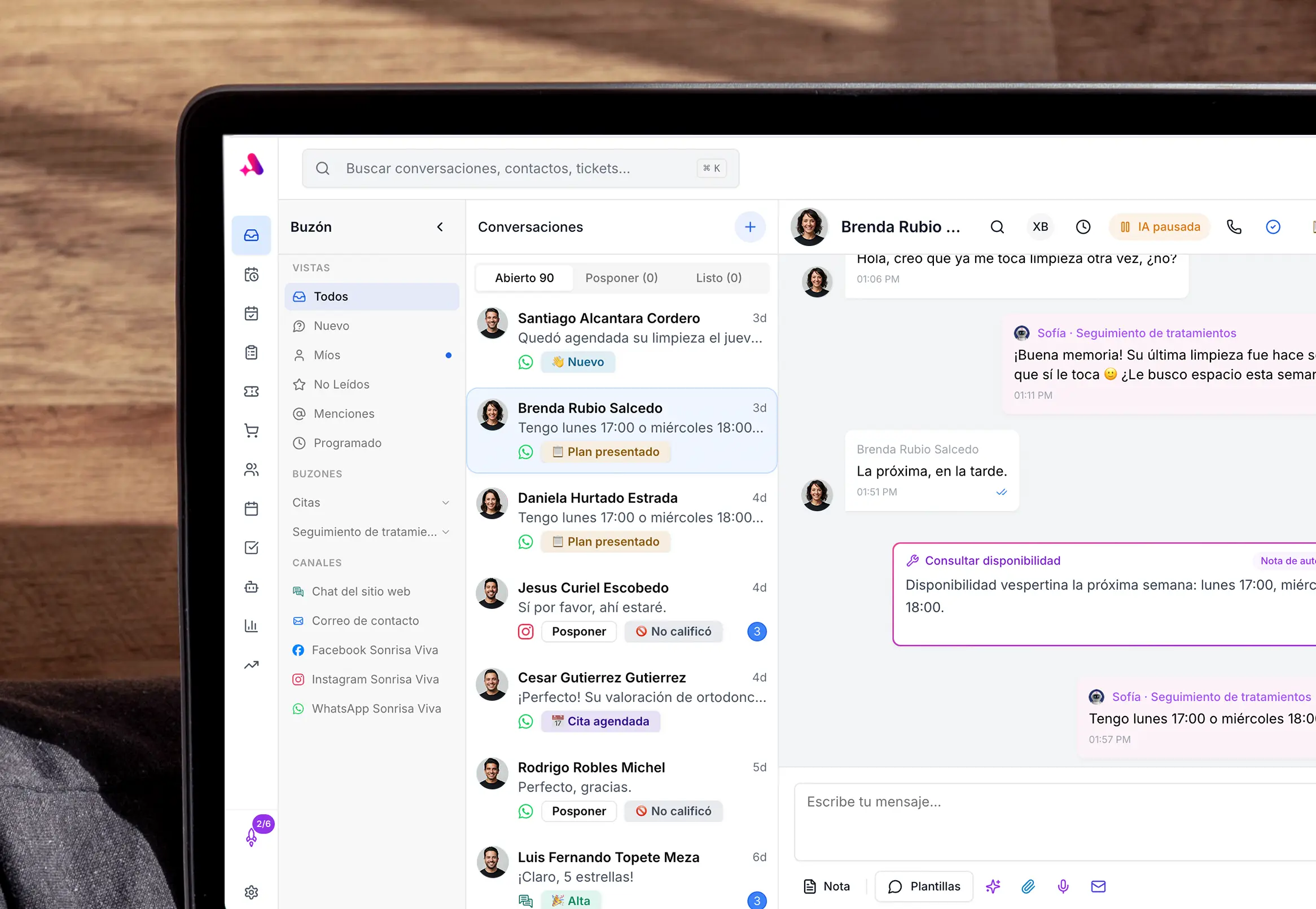 Laptop con UI de un inbox