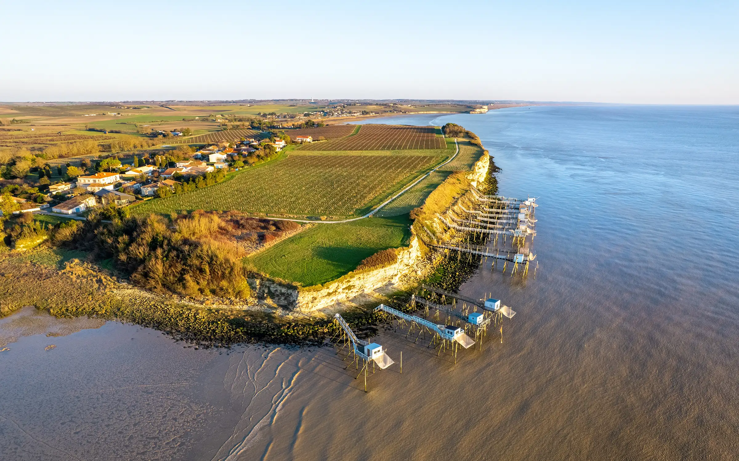 Gironde-munningen. Her ligger små, sjarmerende havner som minner om områdets lange historie med vinhandel | Expa Travel