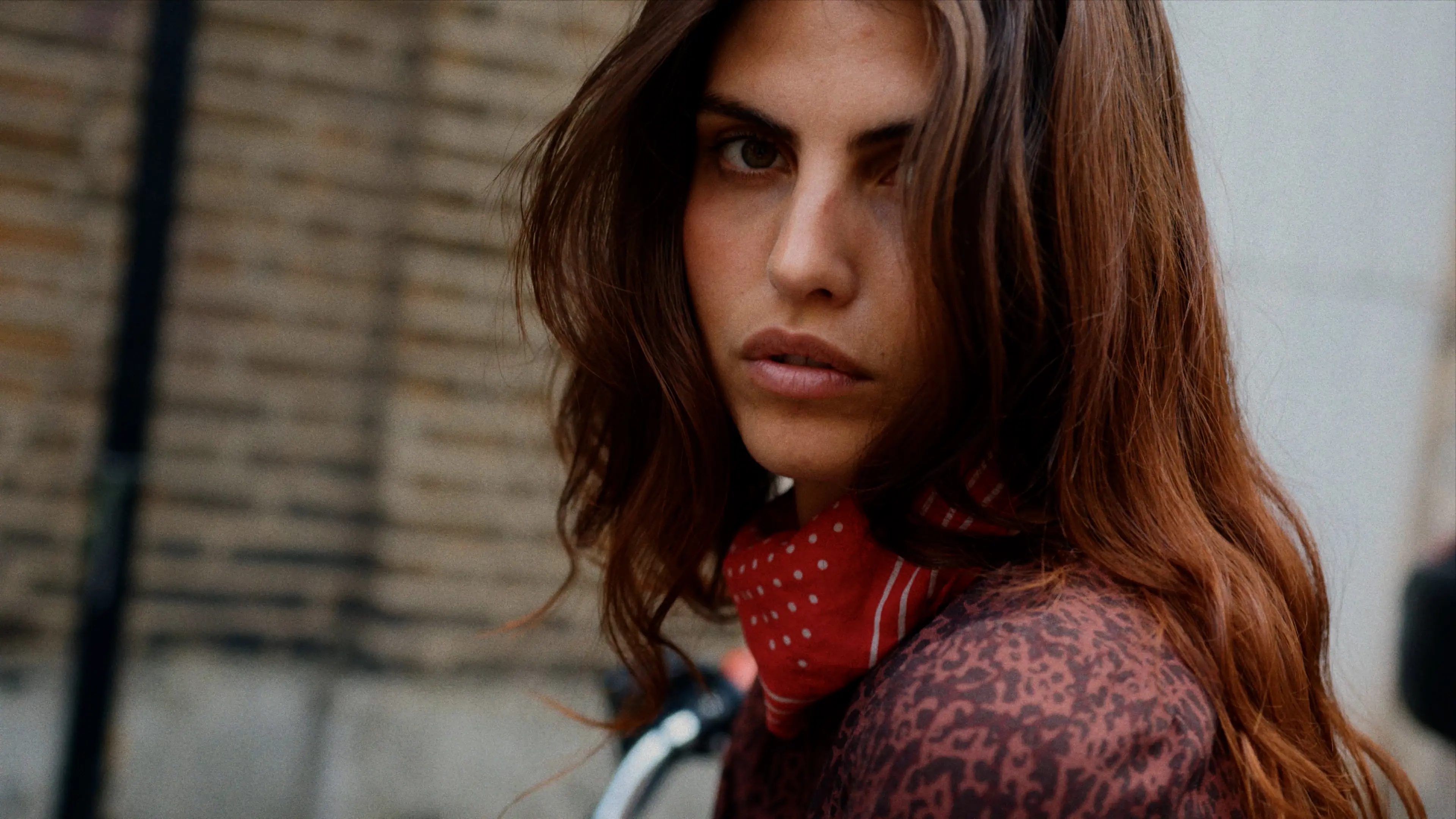 gros plan modèle par joris favraud asphalte