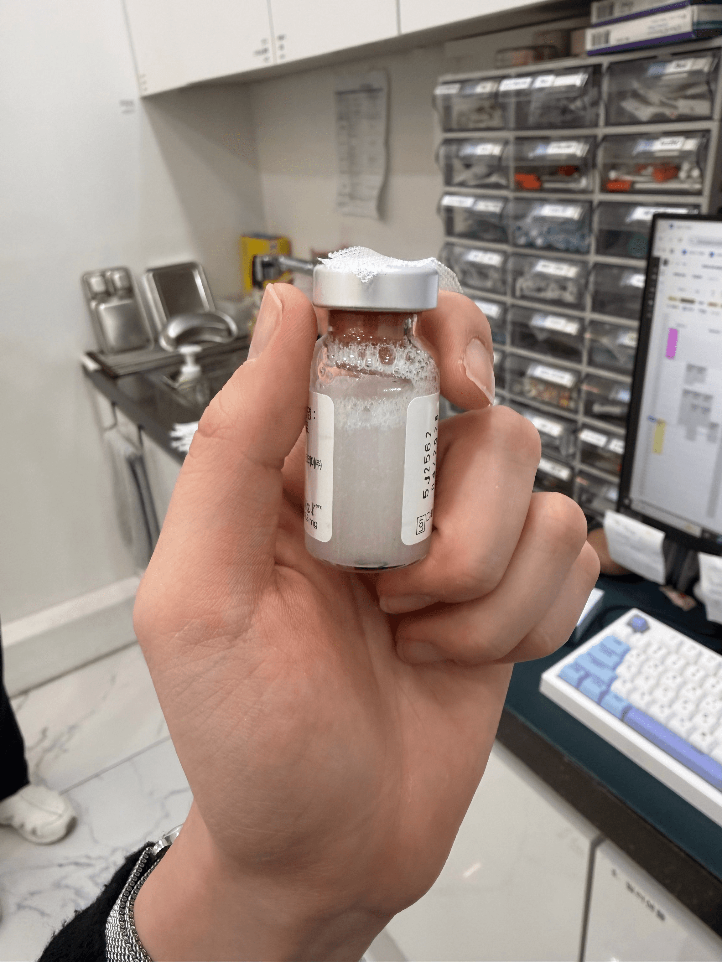 믹스 후 스컬트라 입자가 골고루 퍼집니다.