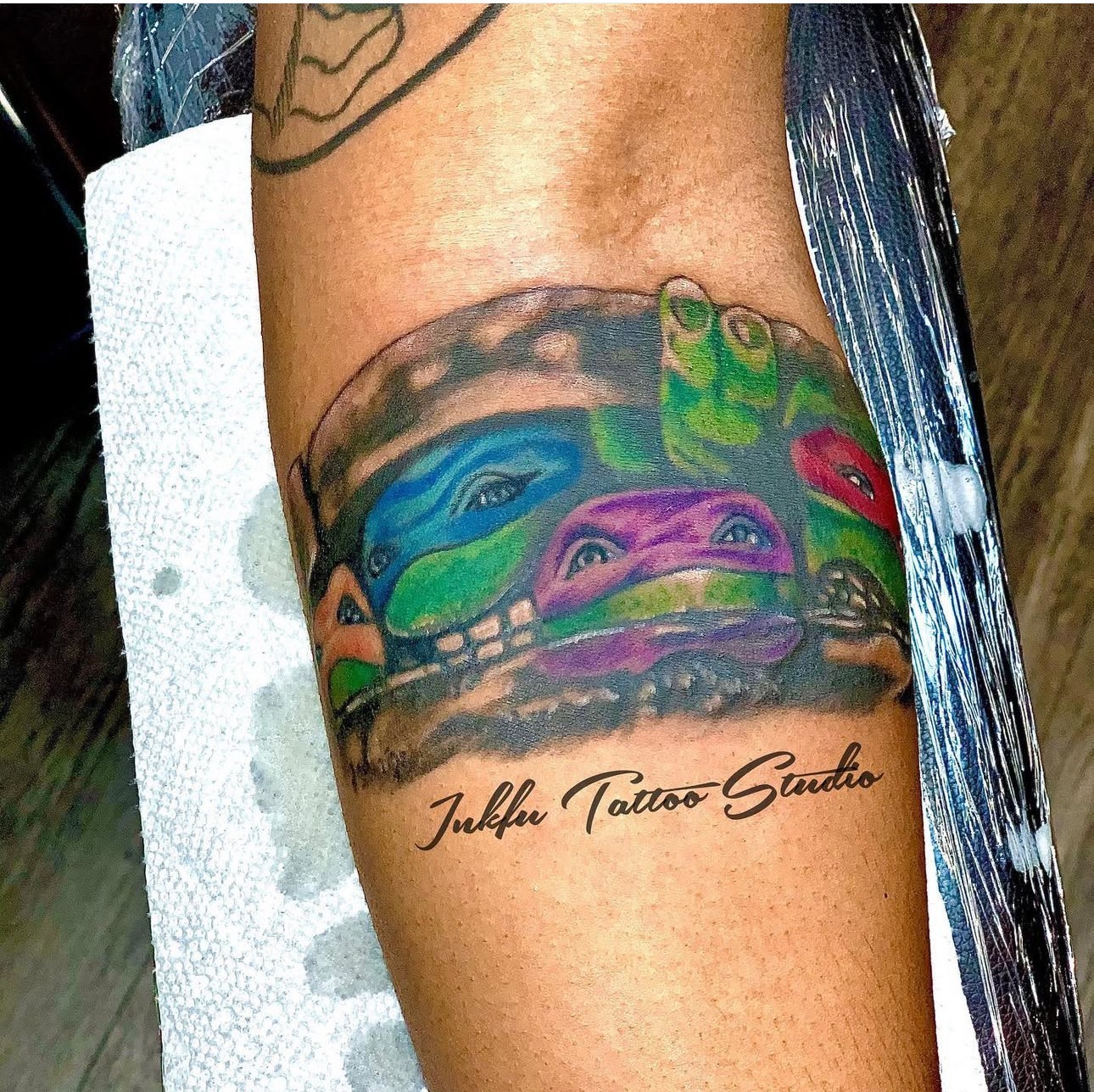 Color armband tattoo on the upper arm, by Meer Rich