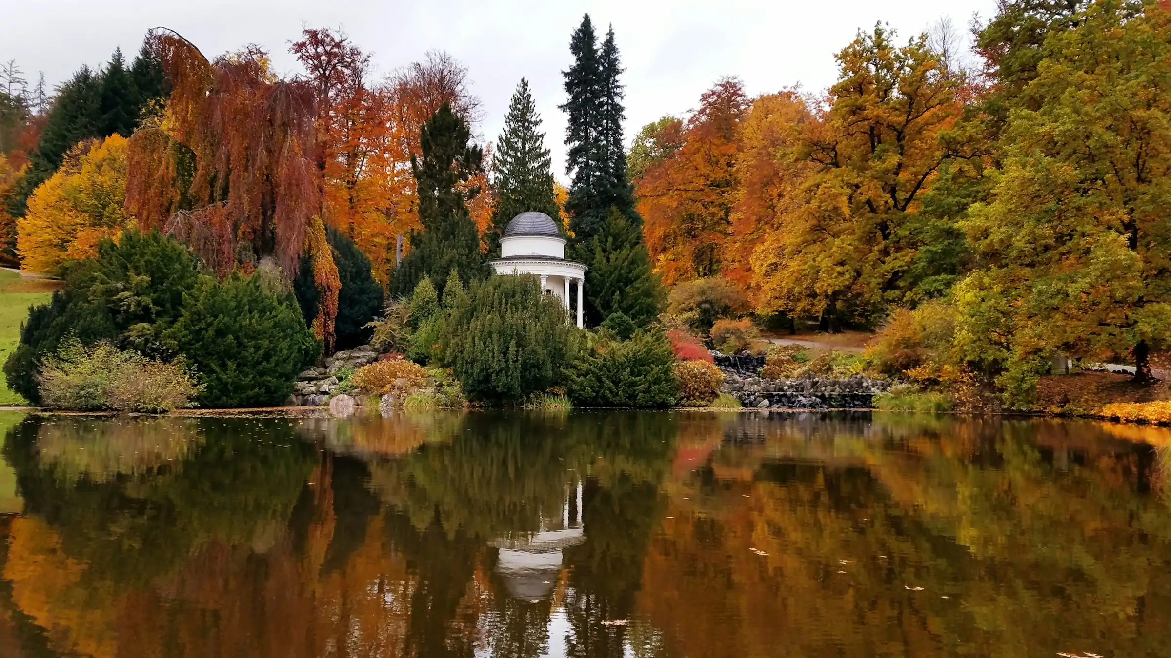 Kassel, Bergpark Wilhelmshöhe, Jussowtempel am See im Herbst