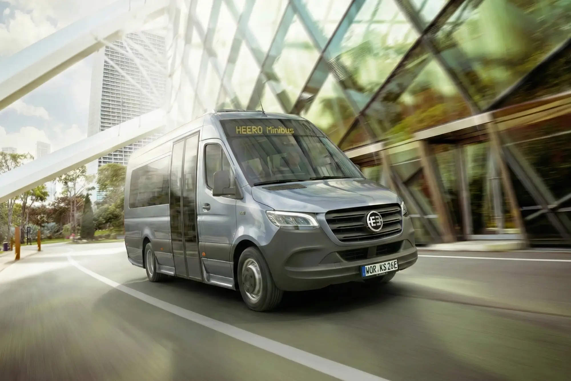 HEERO elektro Minibus auf Probefahrt