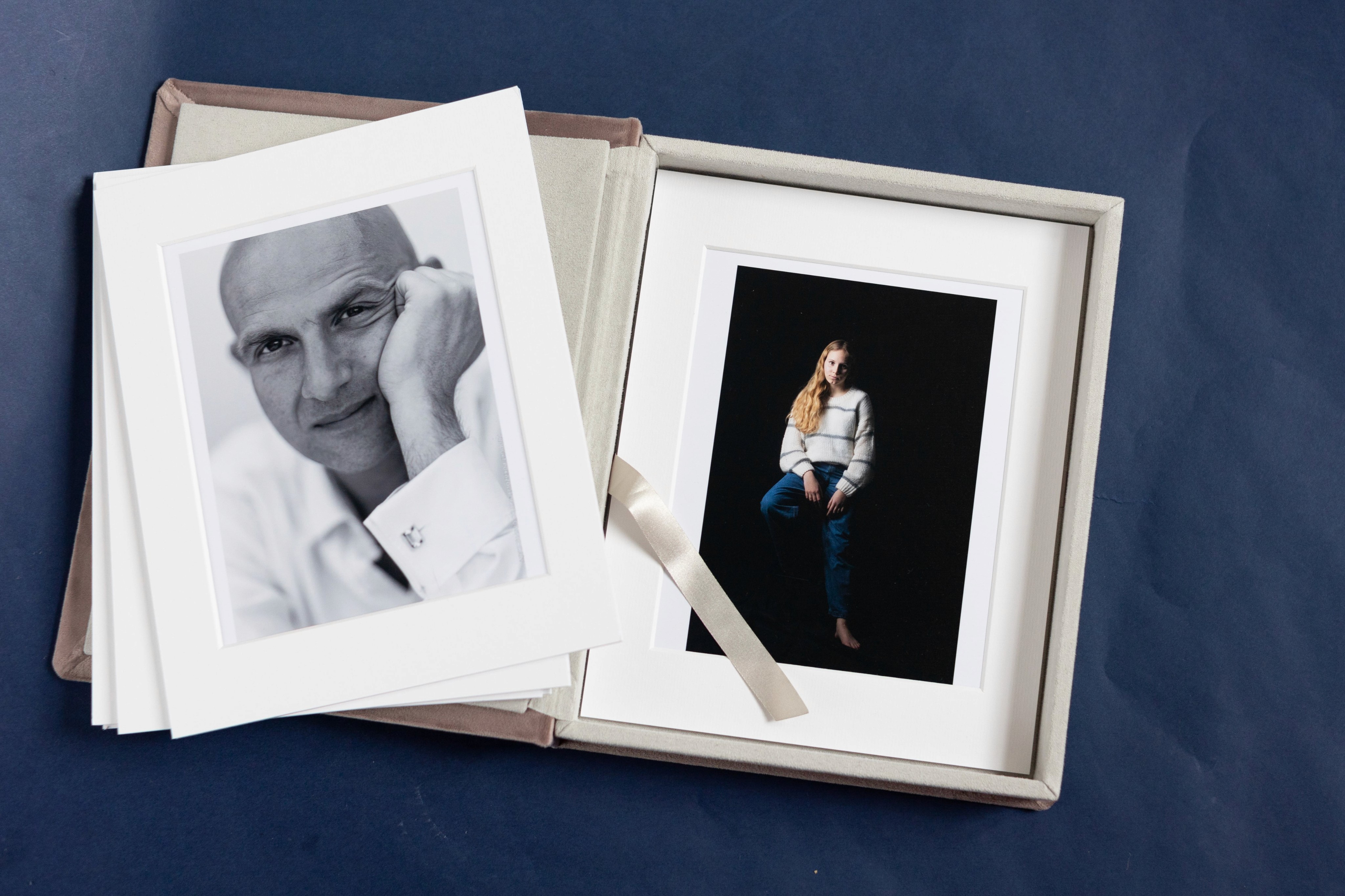 Zdjęcia portretowe mężczyzny ułożone na albumie fotograficznym