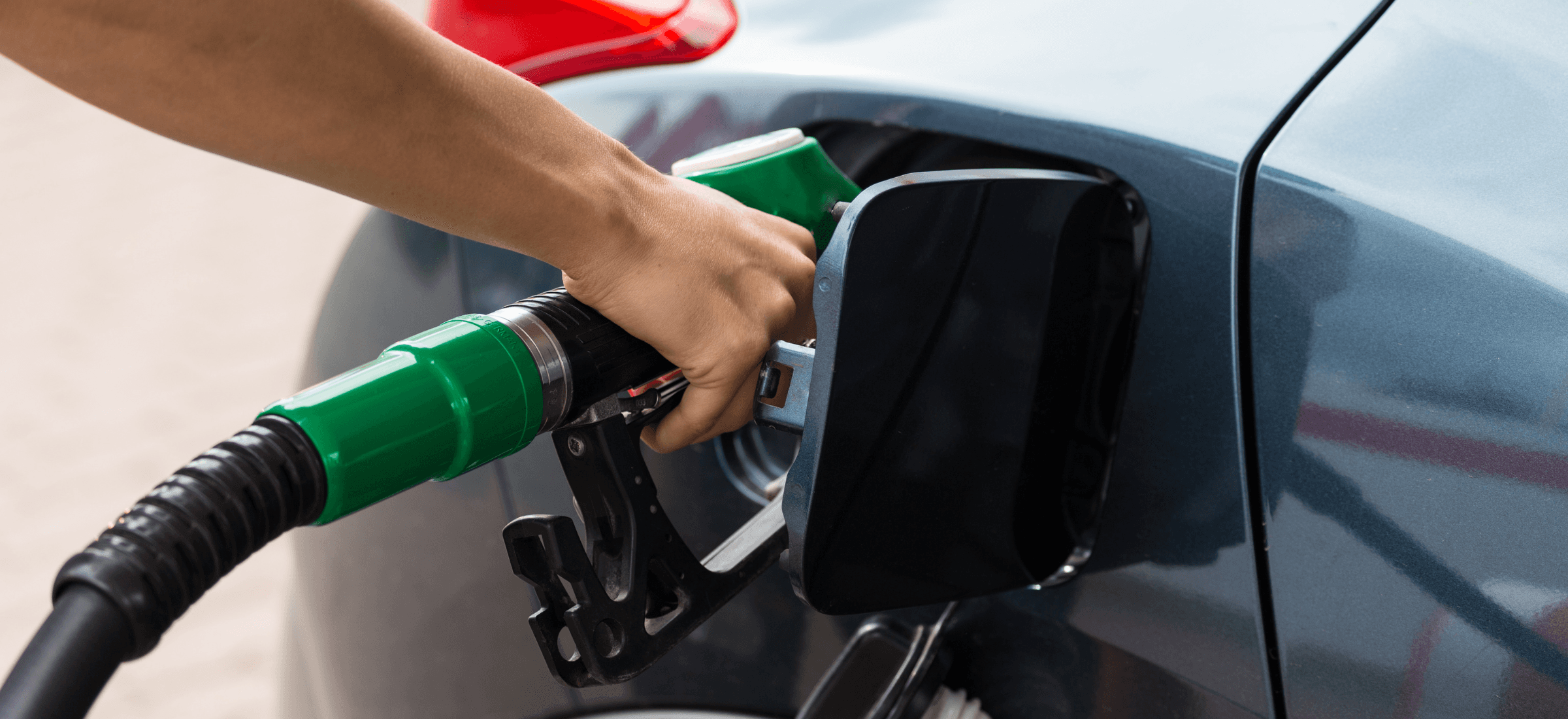 its4women customer fueling car in petrol station