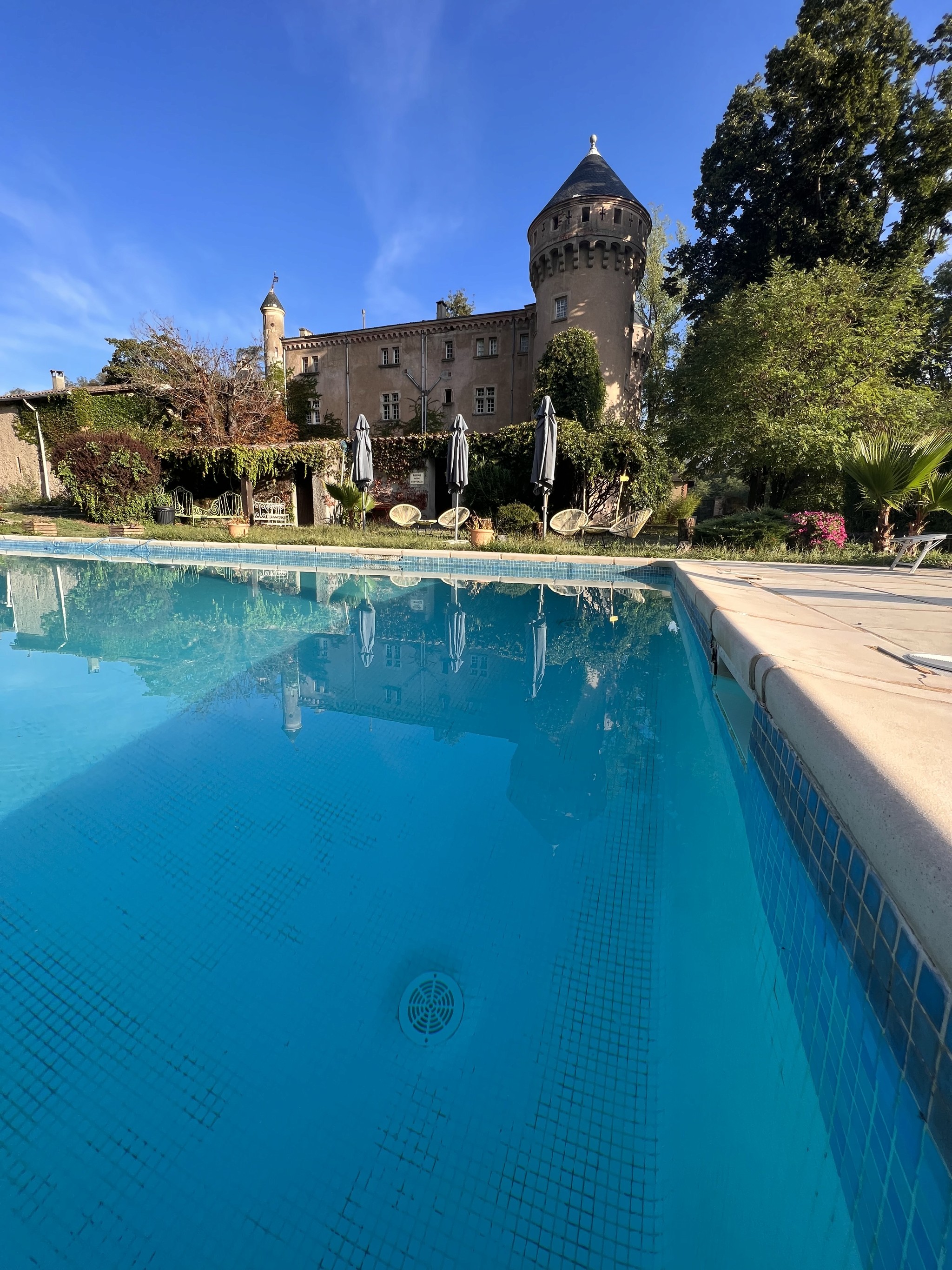 hôtel restaurant château du rey avec sa piscine