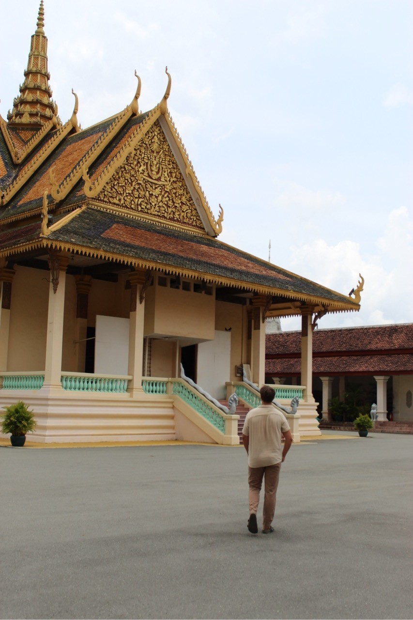 persoon lopend voor tempel