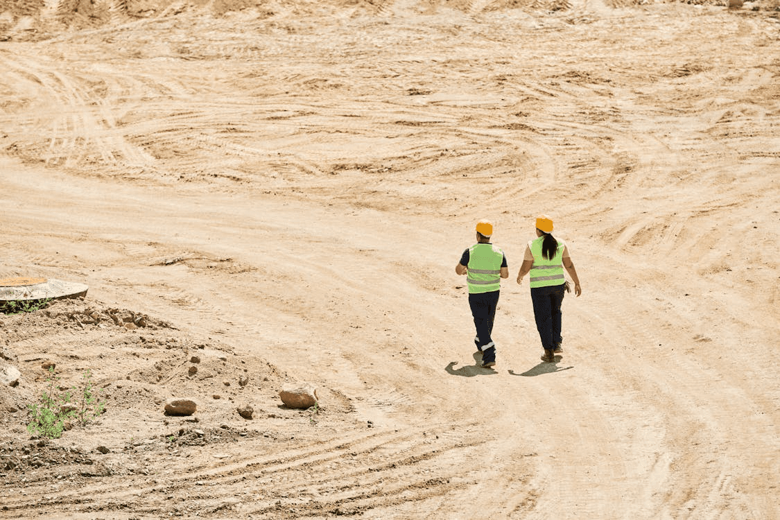 Zwei Personen auf einem Baufeld – Symbolbild für Baustellenplanung und Projektfläche